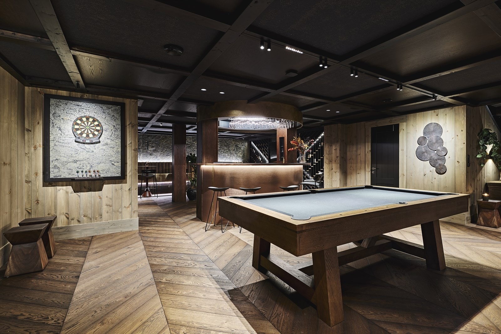 Drømmer du om den perfekte helgeutflukten, omgitt av venners latter og duften av deilig vin? Velkommen til din egen hytteoase, komplett med et fortryllende vinrom og et levende biljardrom, hvor magien blir til minner. Galleribilde