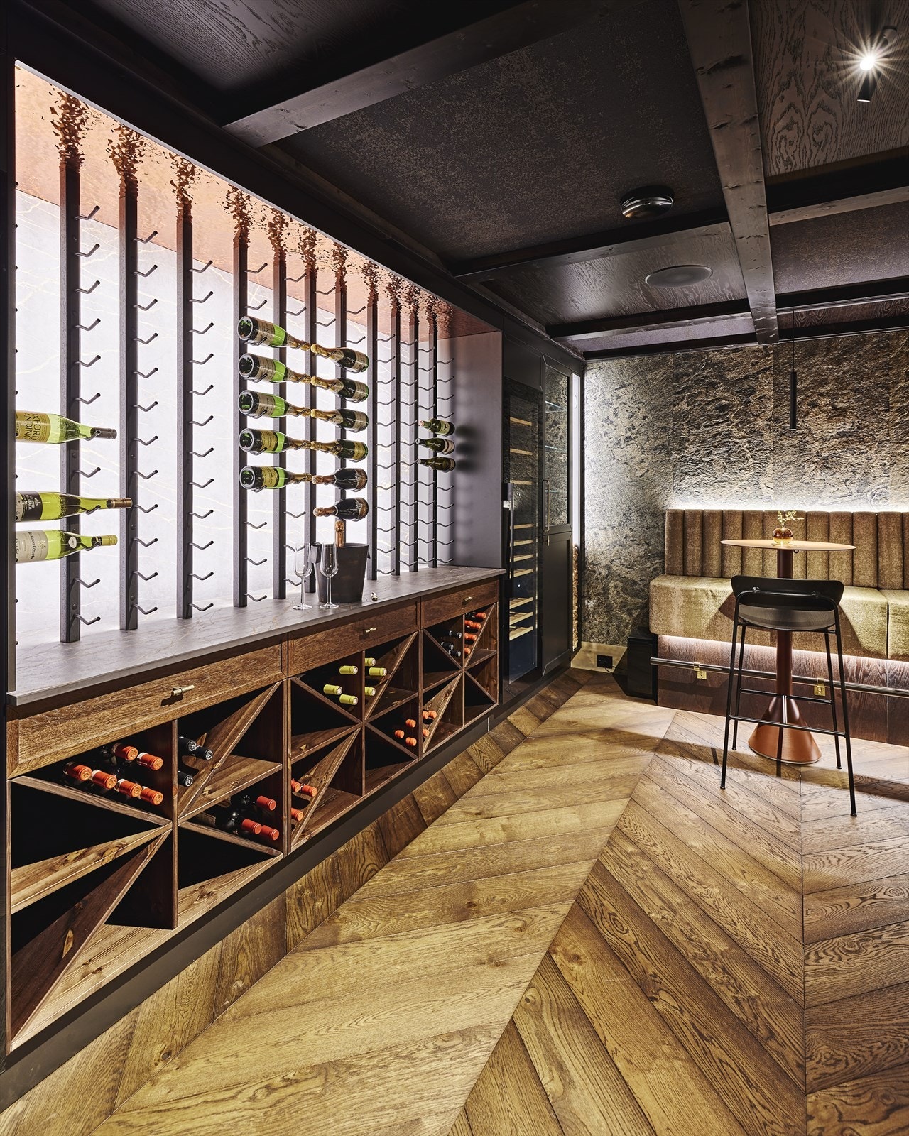 Videre er det spesialbygde vegger for vinoppbevaring. Galleribilde