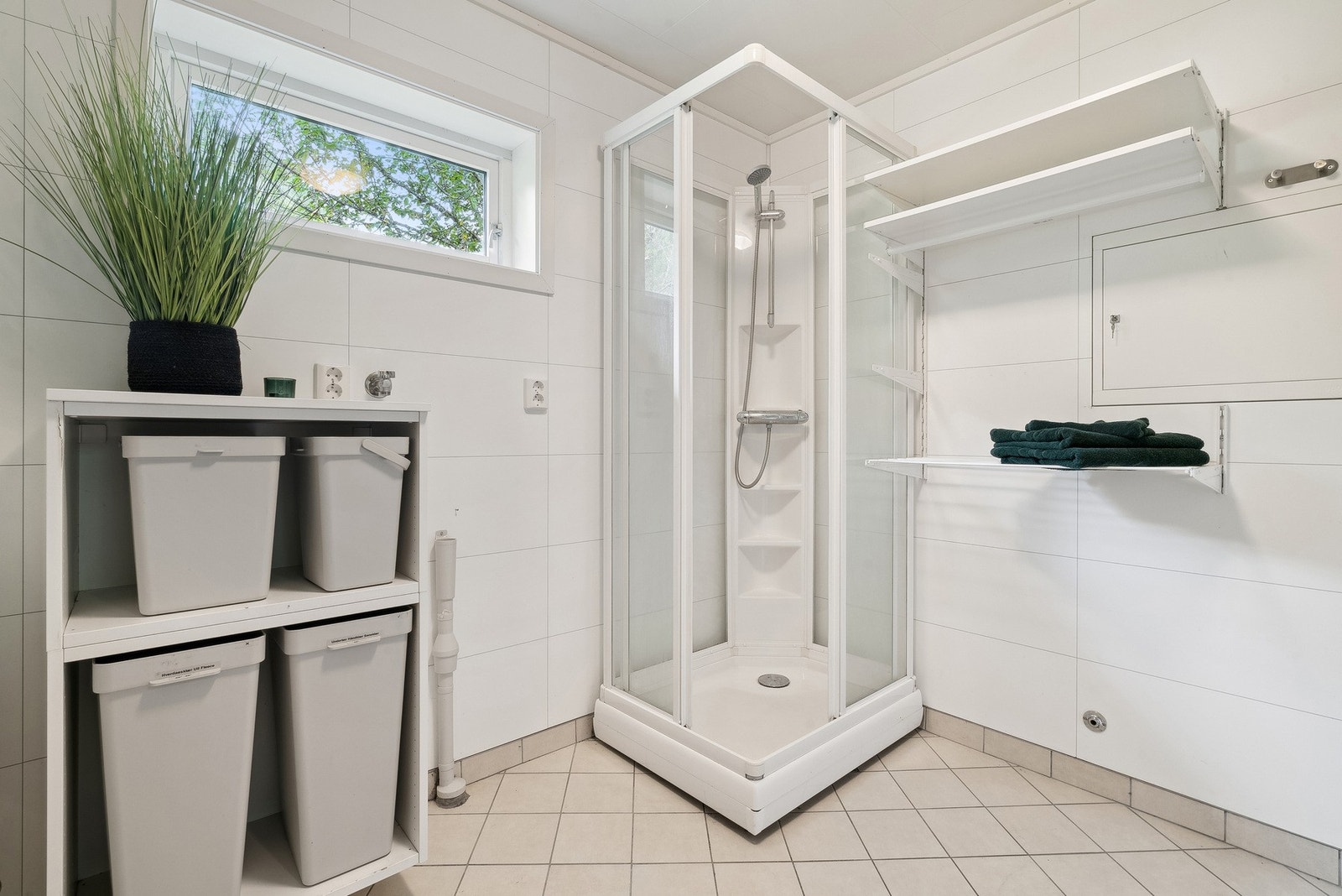 På badet er det også toalett, dusjkabinett og opplegg for vaskemaskin. Galleribilde