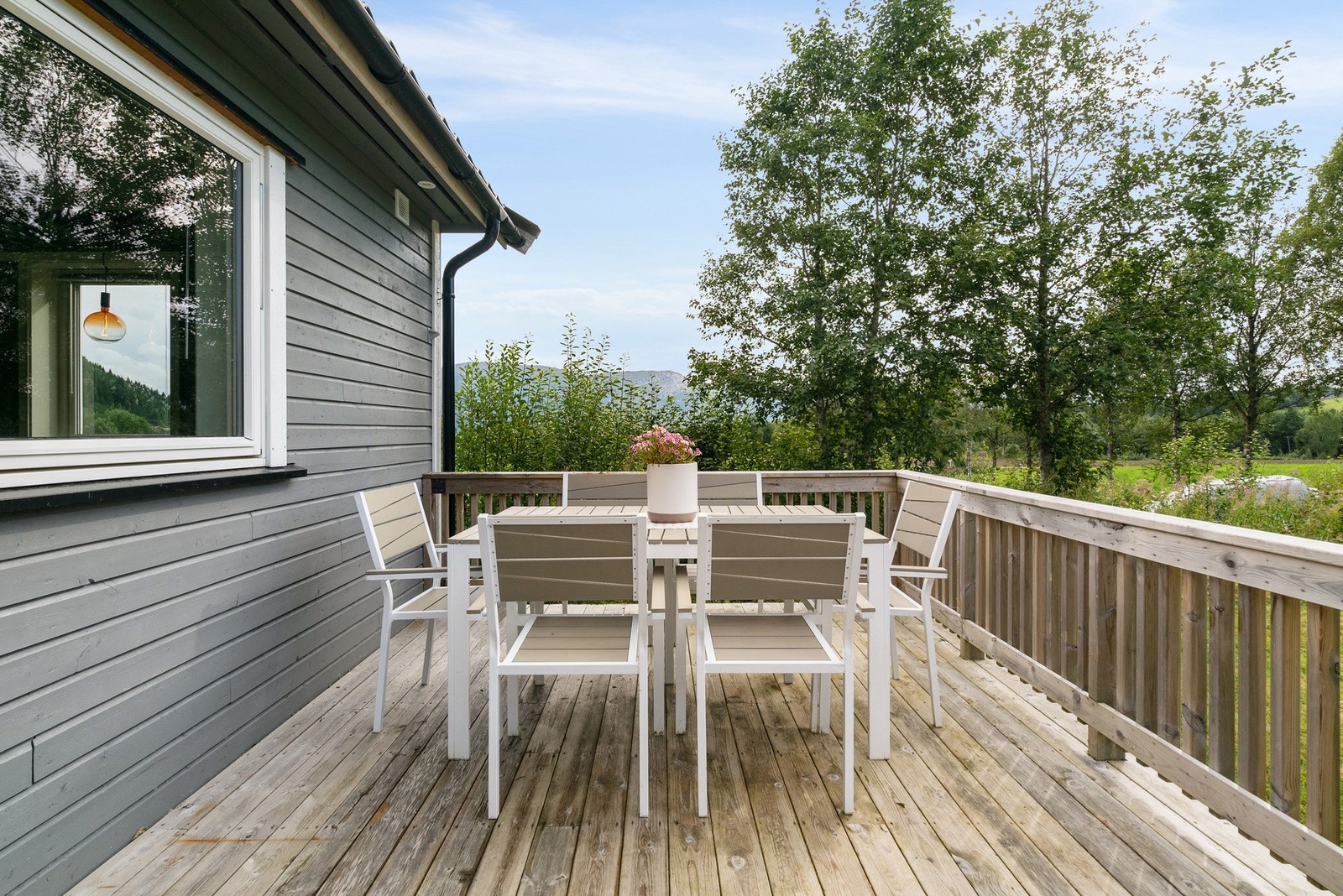 Ved inngangspartiet er det en flott terrasse på ca. 24 kvm. Galleribilde