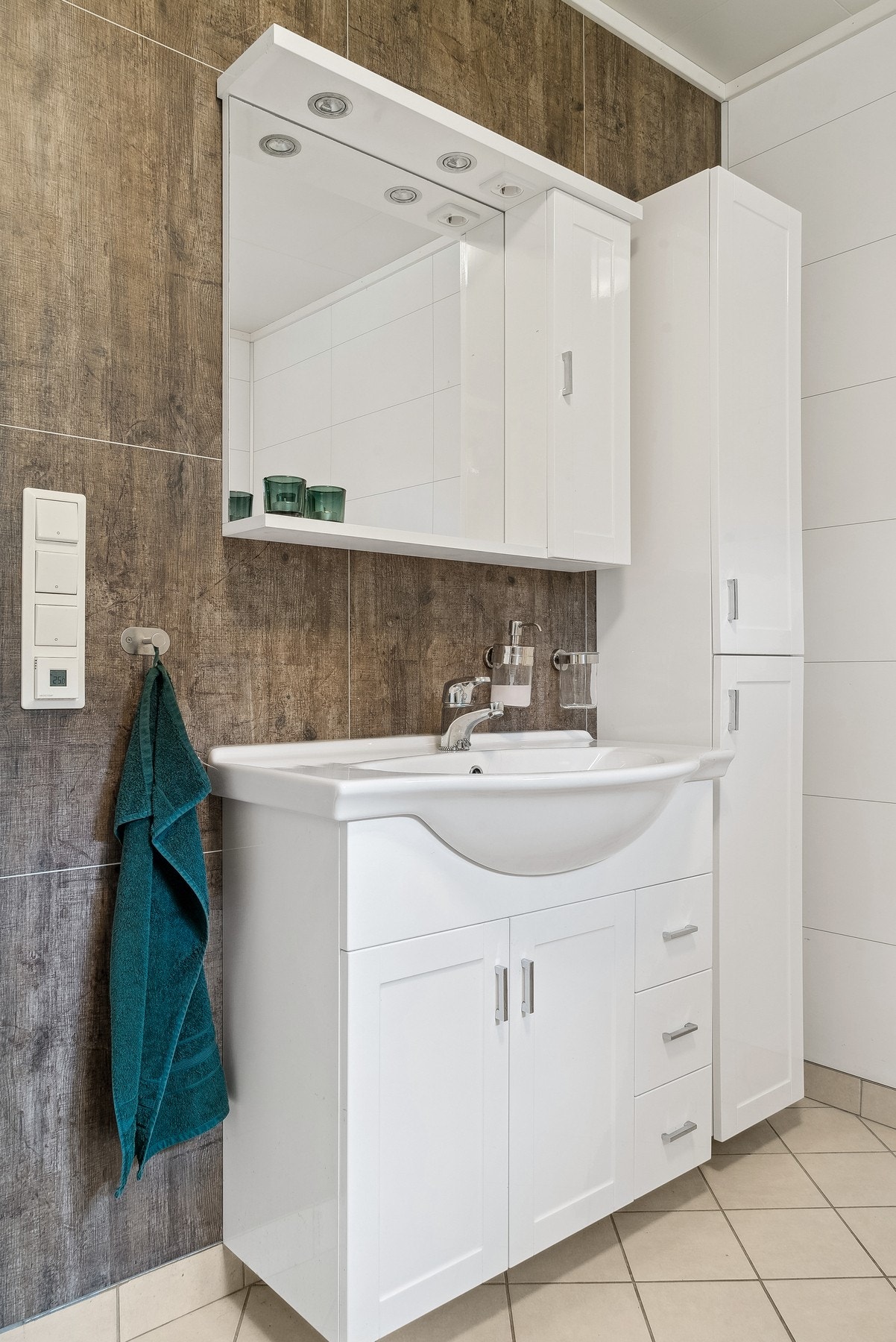 Badet har mye oppbevaringsplass ved servanten. Galleribilde