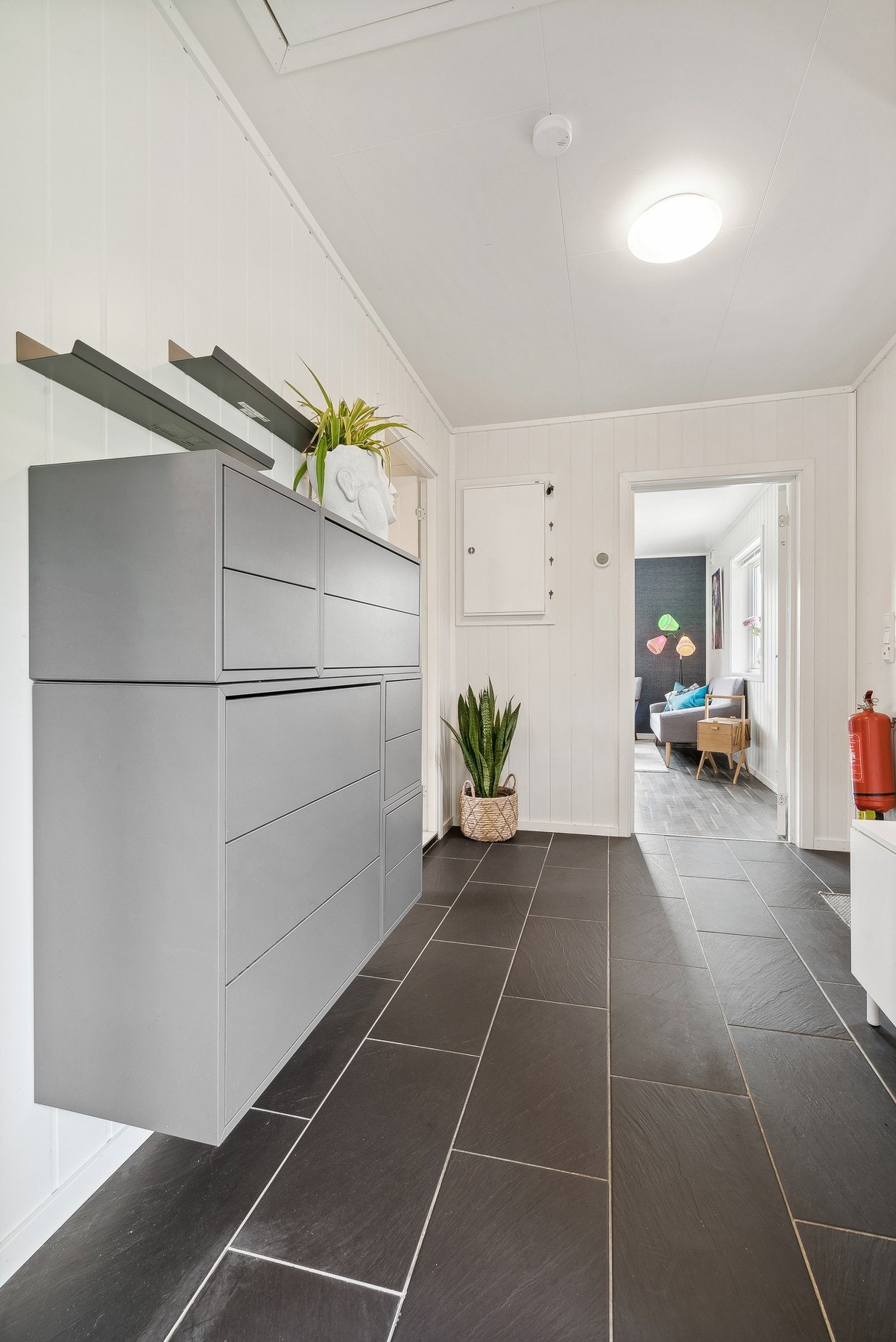 Fra entréen er det adkomst til alle rom i boligen. Galleribilde