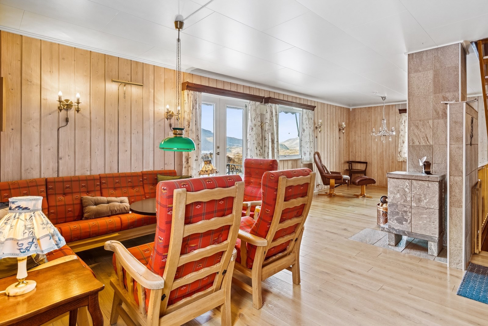 Trivelig stue med god plass til spisebord og sofagruppe. Galleribilde