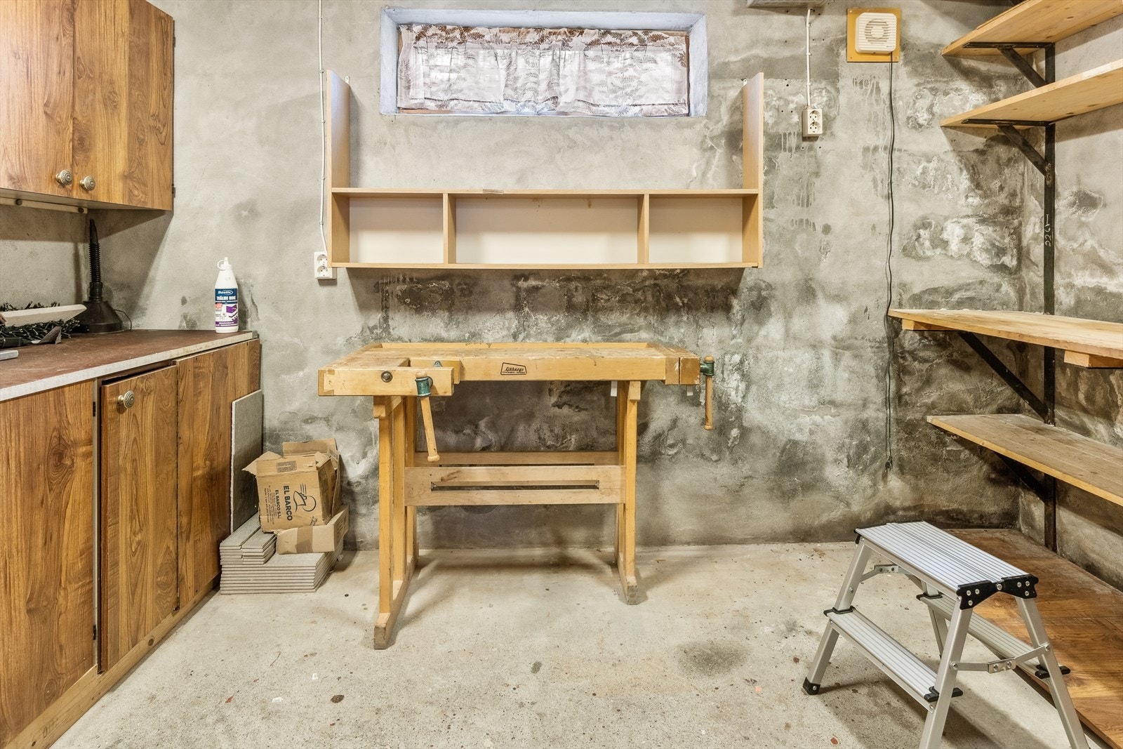 Snekkerbod i kjeller. Galleribilde