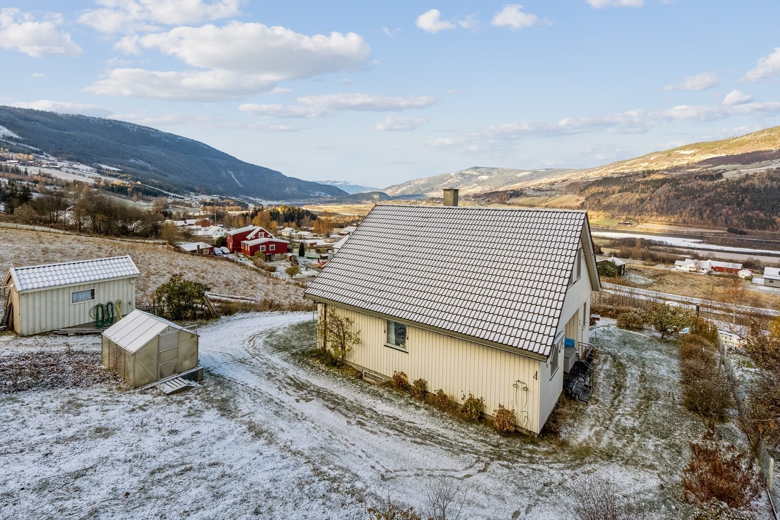 Fra eiendommen er det fin utsikt utover dalen og mot Lågen. Galleribilde