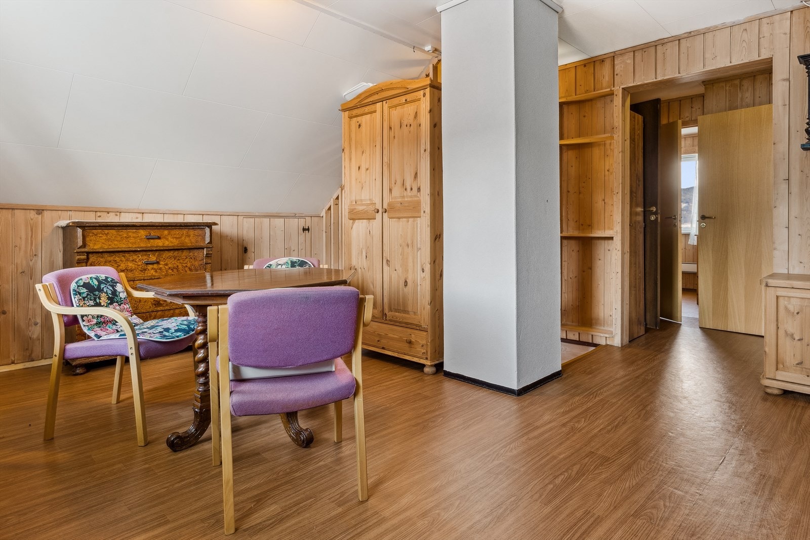 I loftsetasje er det 2 soverom, bad og loftstue. Galleribilde
