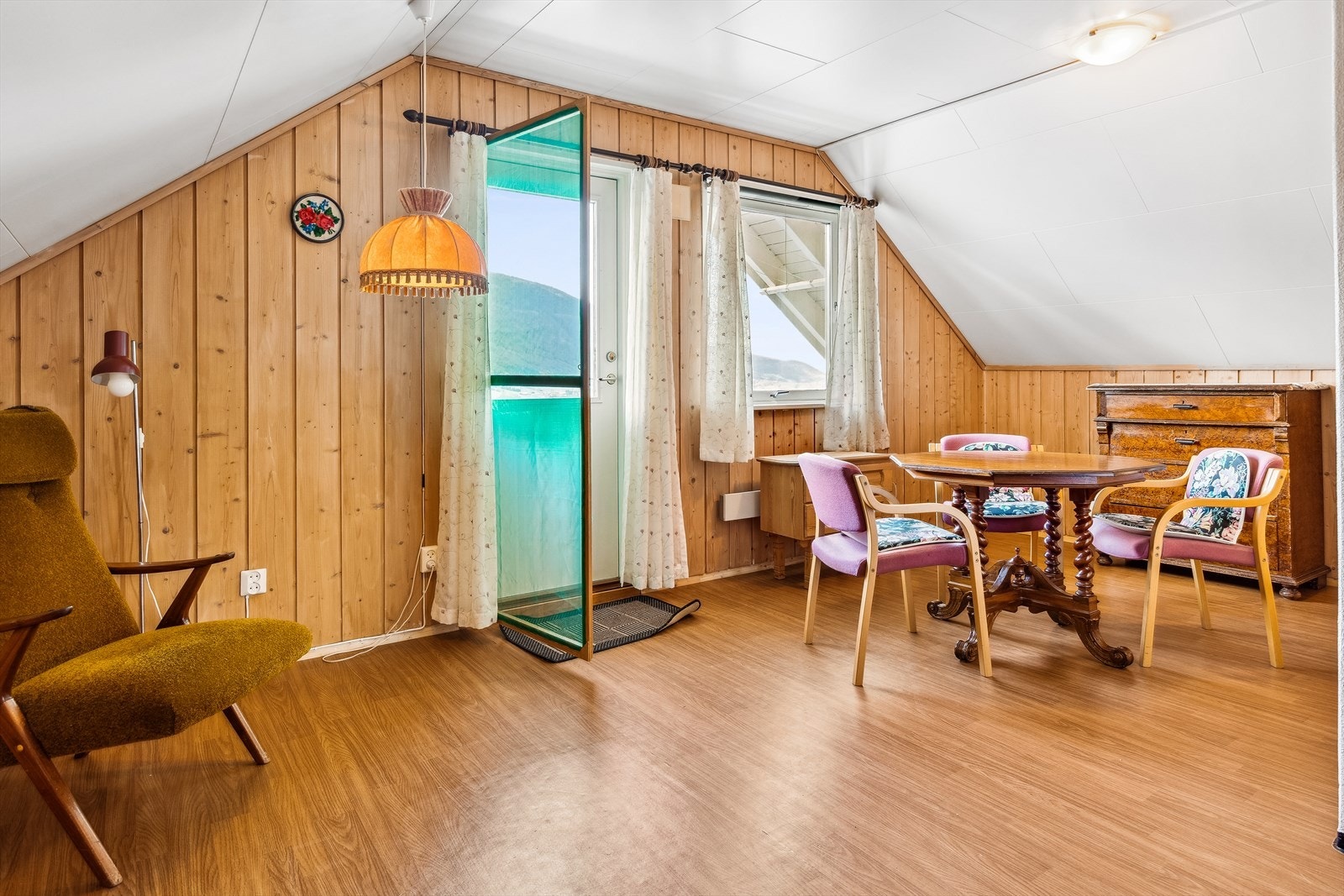 Loftstue med utgang til balkong. Galleribilde