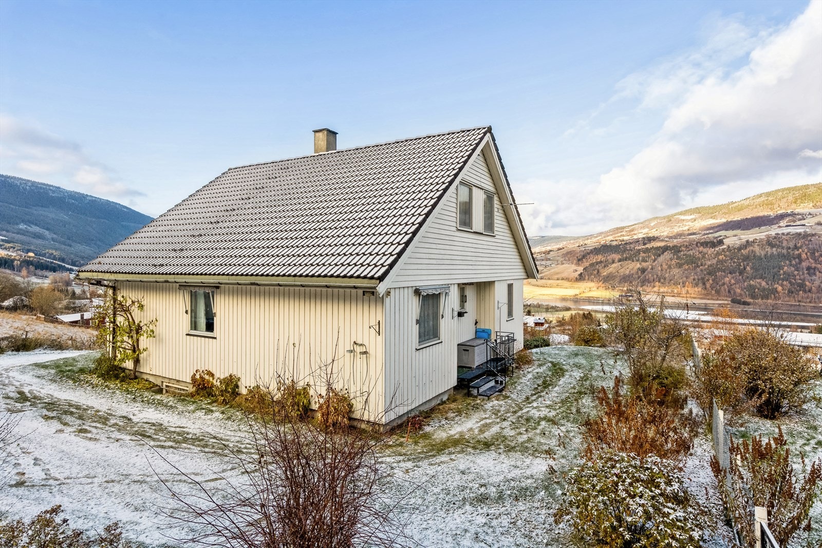 Pent opparbeidet hage med plen og beplantning. Galleribilde