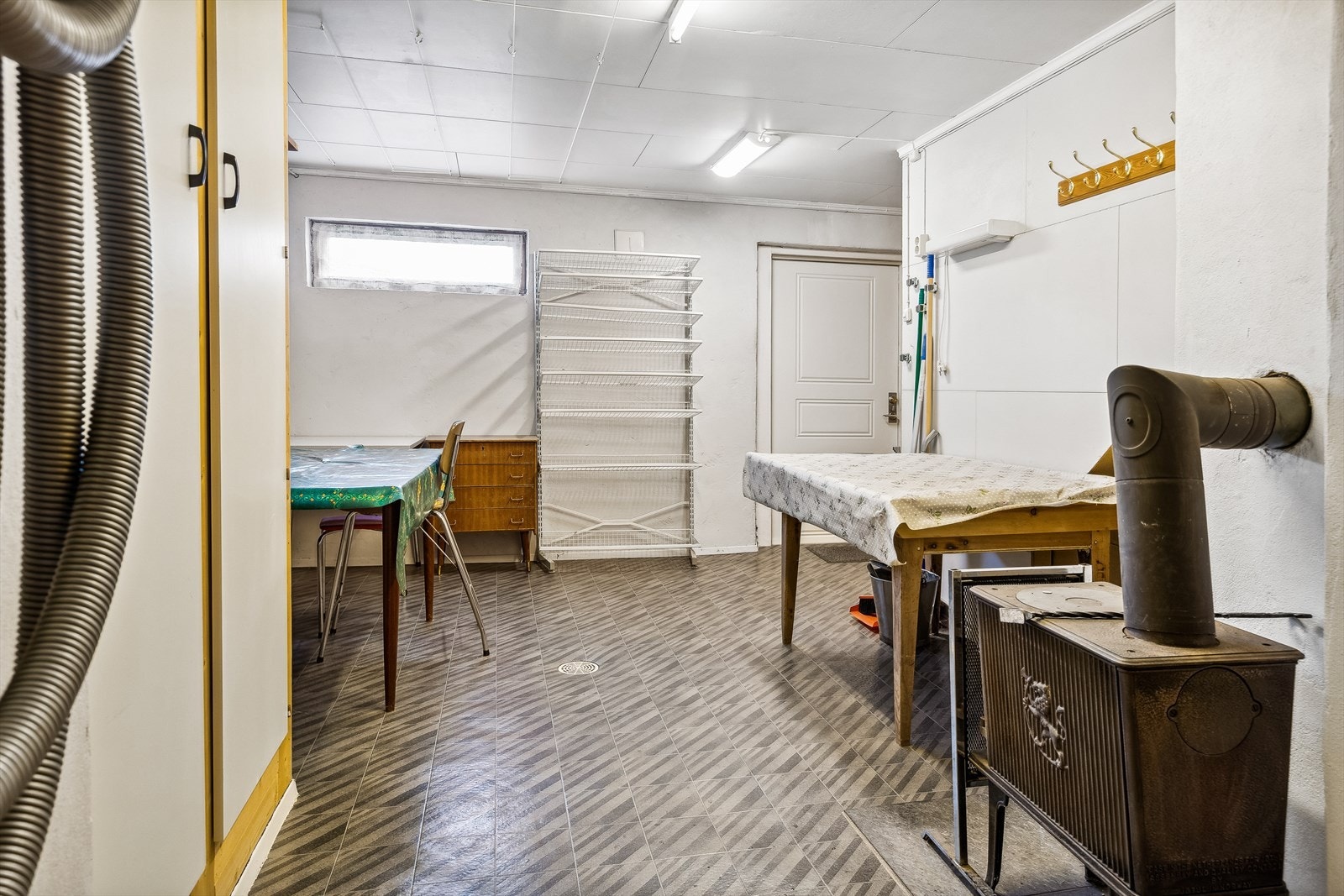 Gang/bakstrom i kjeller. Galleribilde