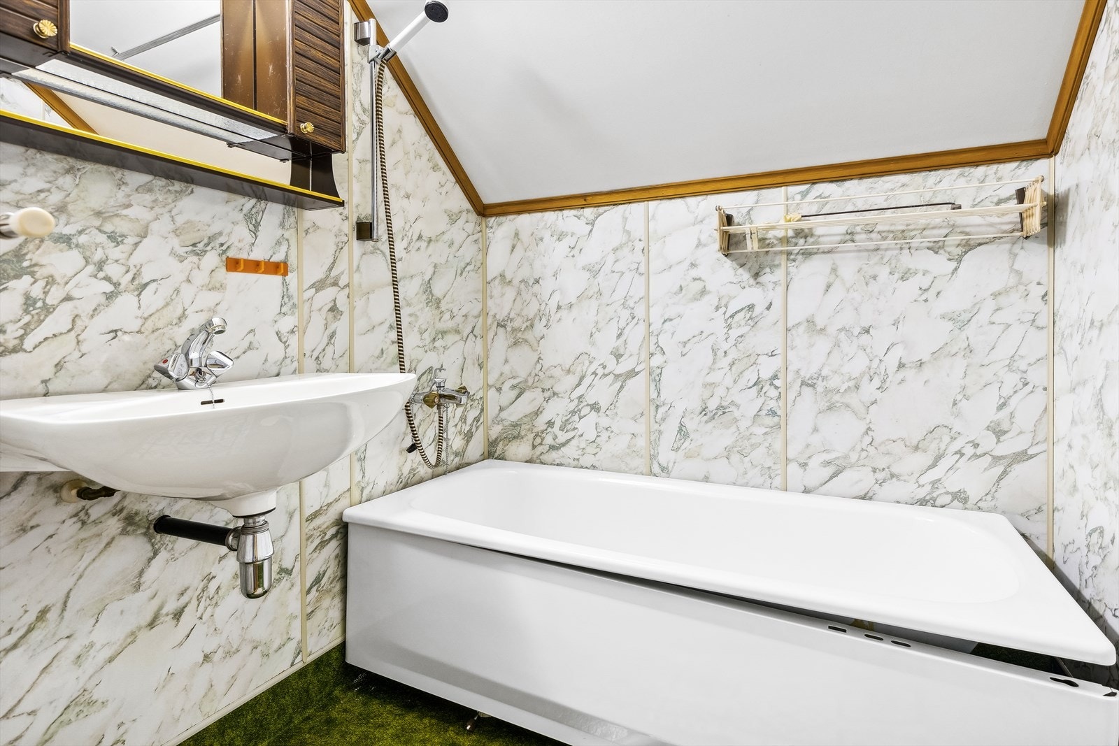 Bad i 2.etg. Badet er innredet med badekar og servant. Galleribilde