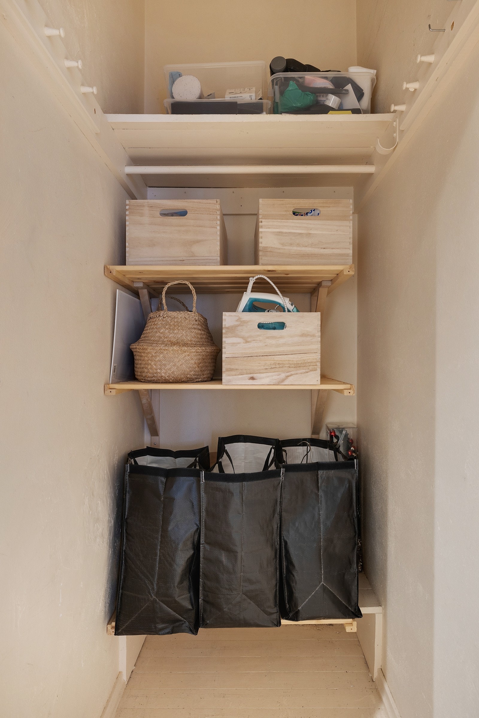 Adkomst til praktisk innvendig bod på 2m2 med god lagringsplass. Galleribilde