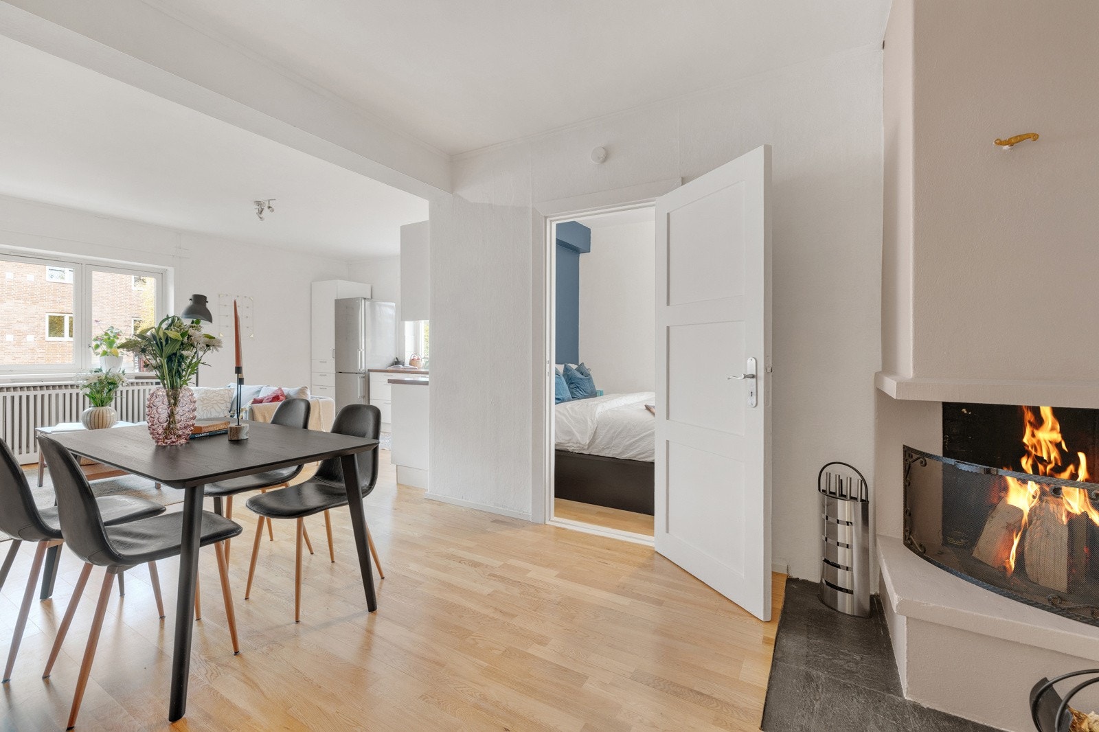 Leiligheten har 3-stavs parkett og slette malte flater i moderne fargetoner. Galleribilde