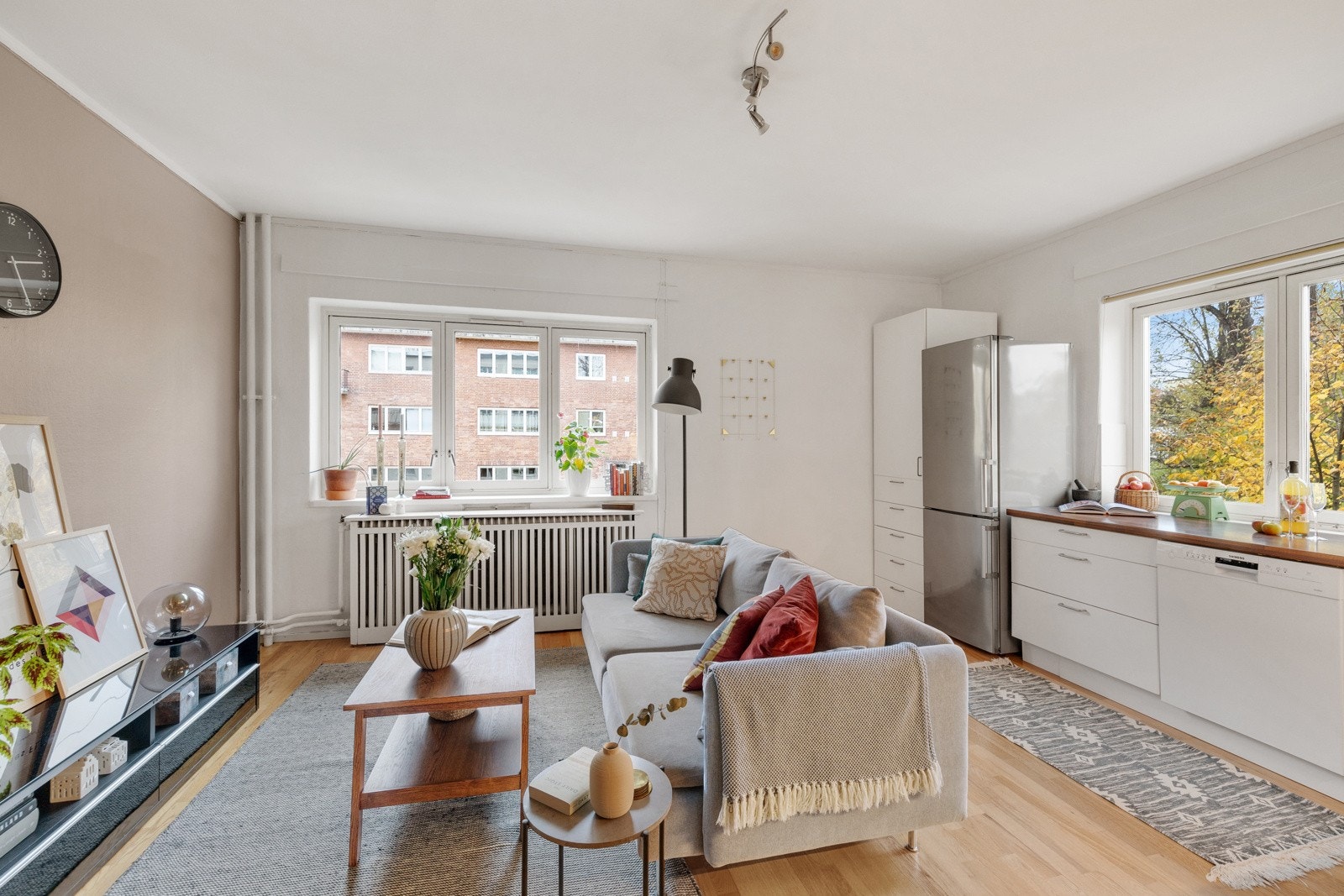 Leiligheten holdes god og lun på vinterstid med fjernvarme til radiatorer. Galleribilde