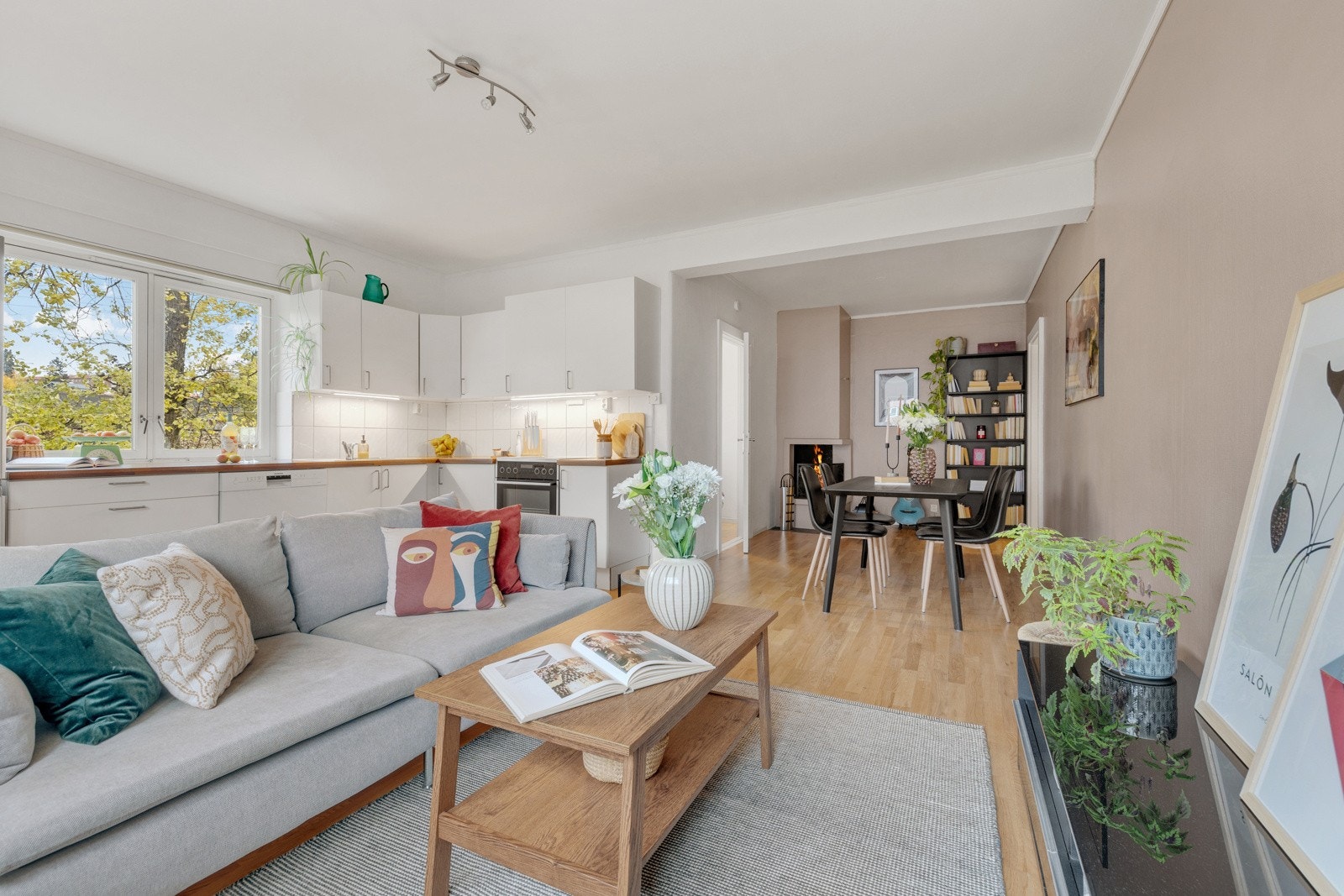 Kjøkkenet har en åpen løsning mot stuen som er perfekt for sosiale sammenkomster. Galleribilde