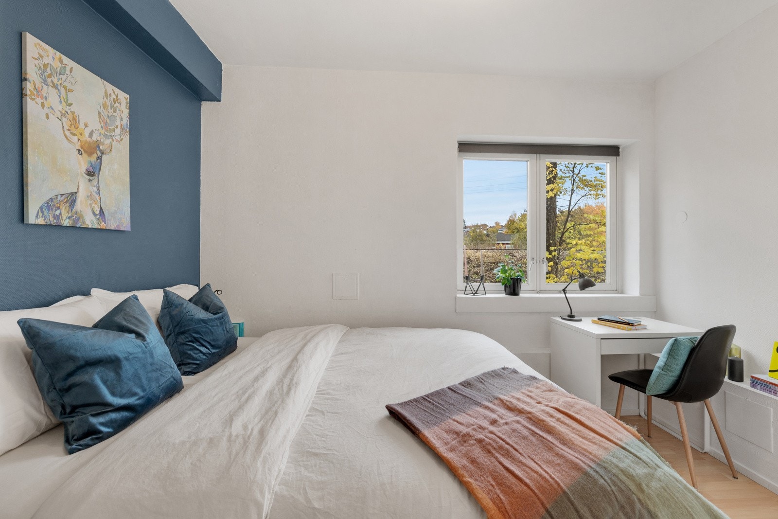Leiligheten har et lyst og innbydende soverom av god størrelse. Galleribilde