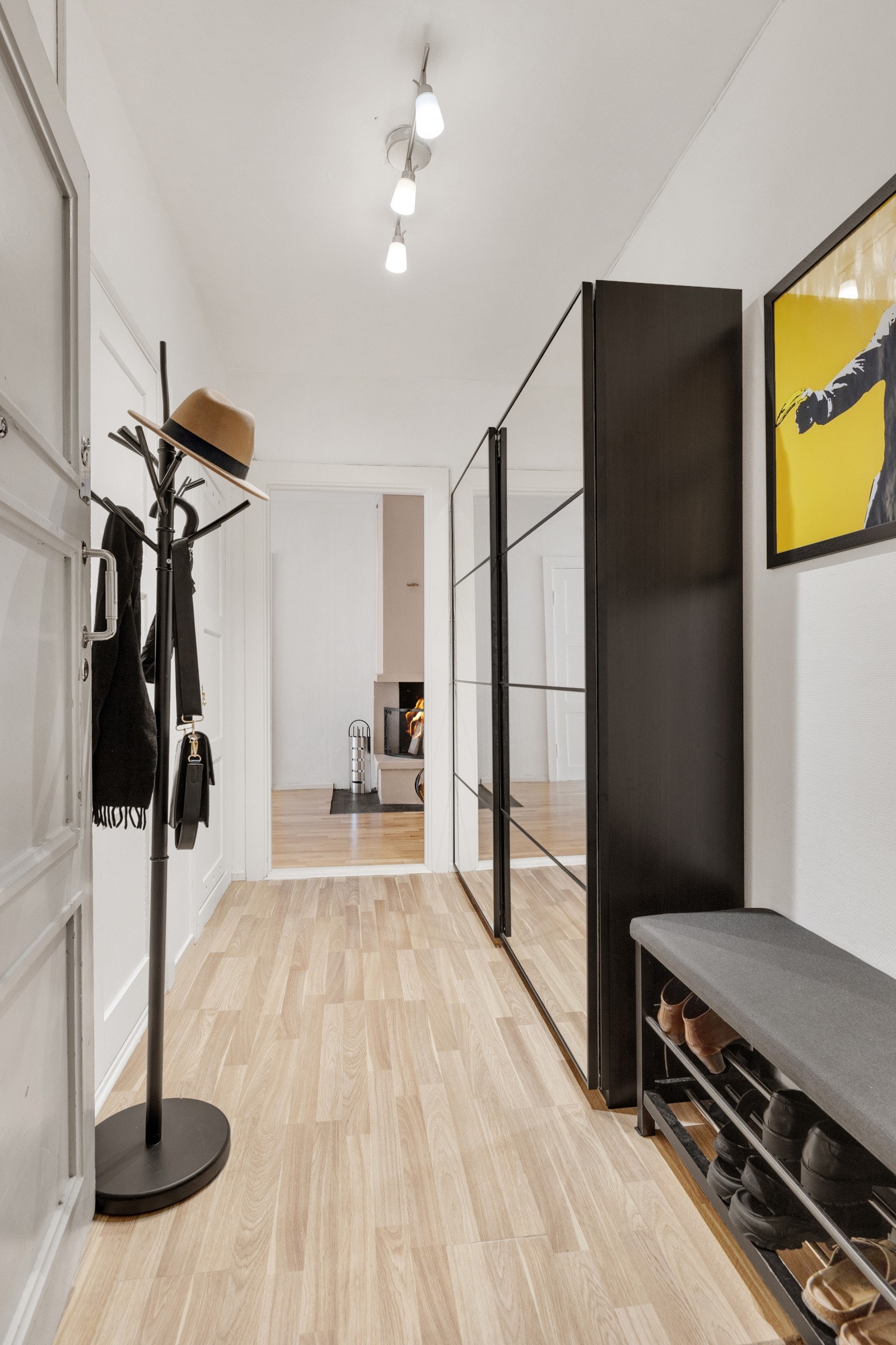 God plass til å oppbevare klær og sko i skyvedørsgarderobe. Galleribilde