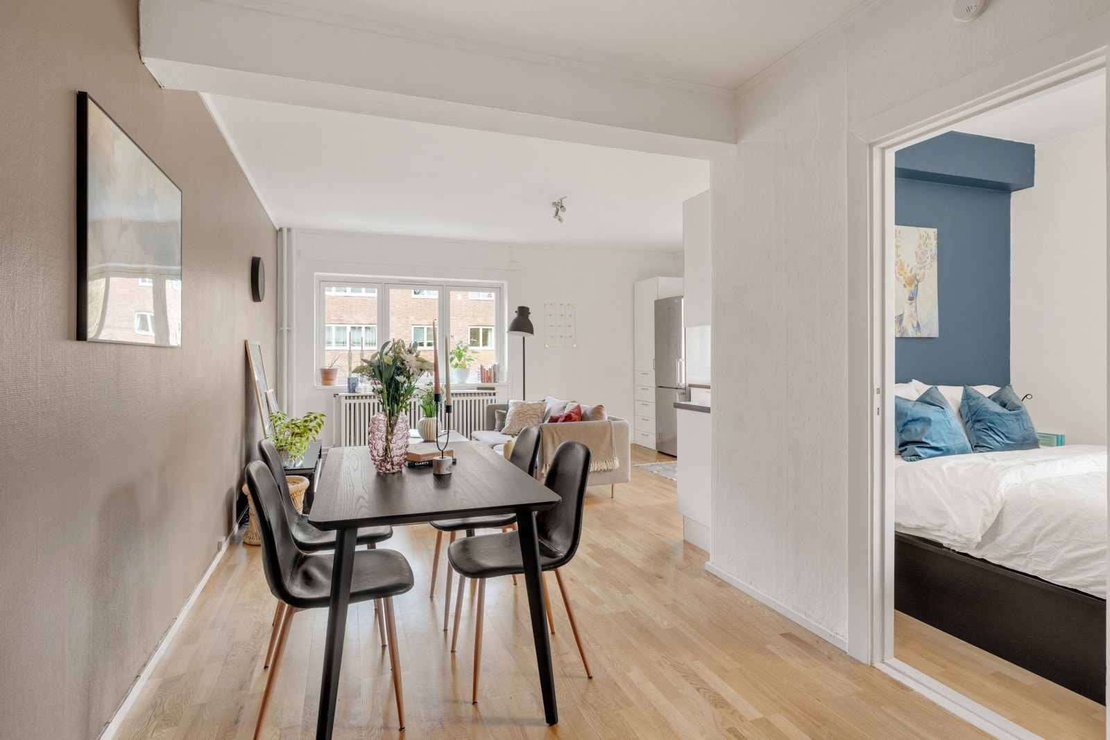 Fra stuen er det inngang til soverommet. Galleribilde