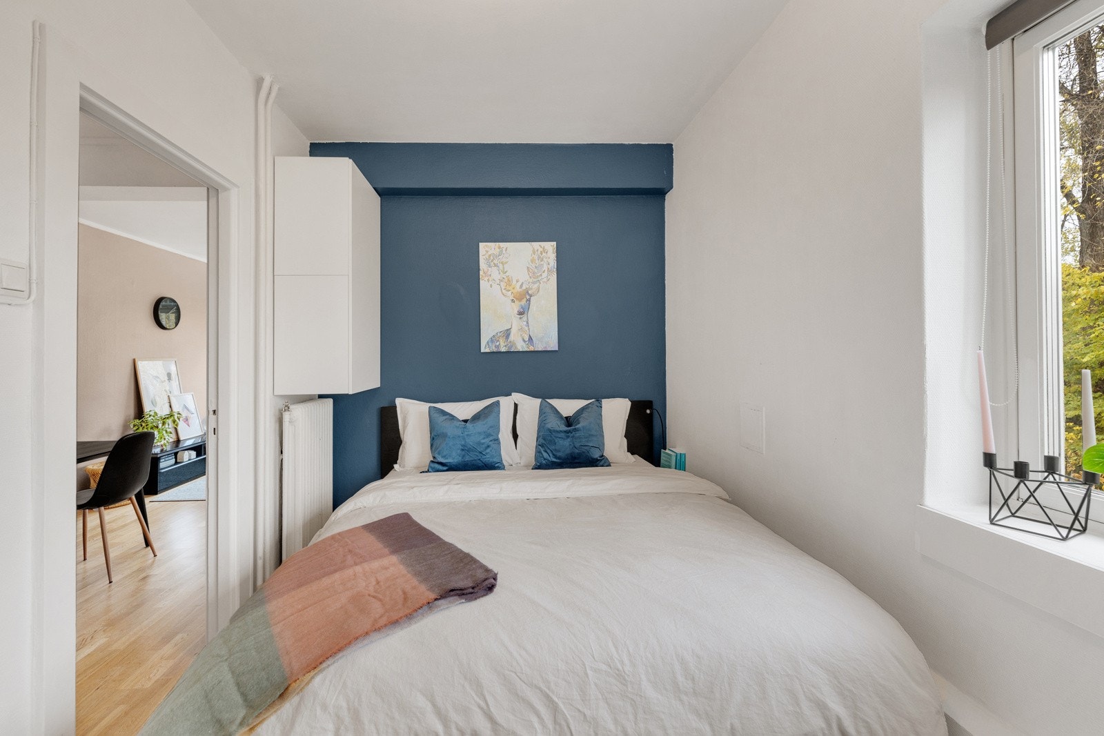 Soverommet har god plass til dobbeltseng og lagringsplass i vegghengte skap. Galleribilde