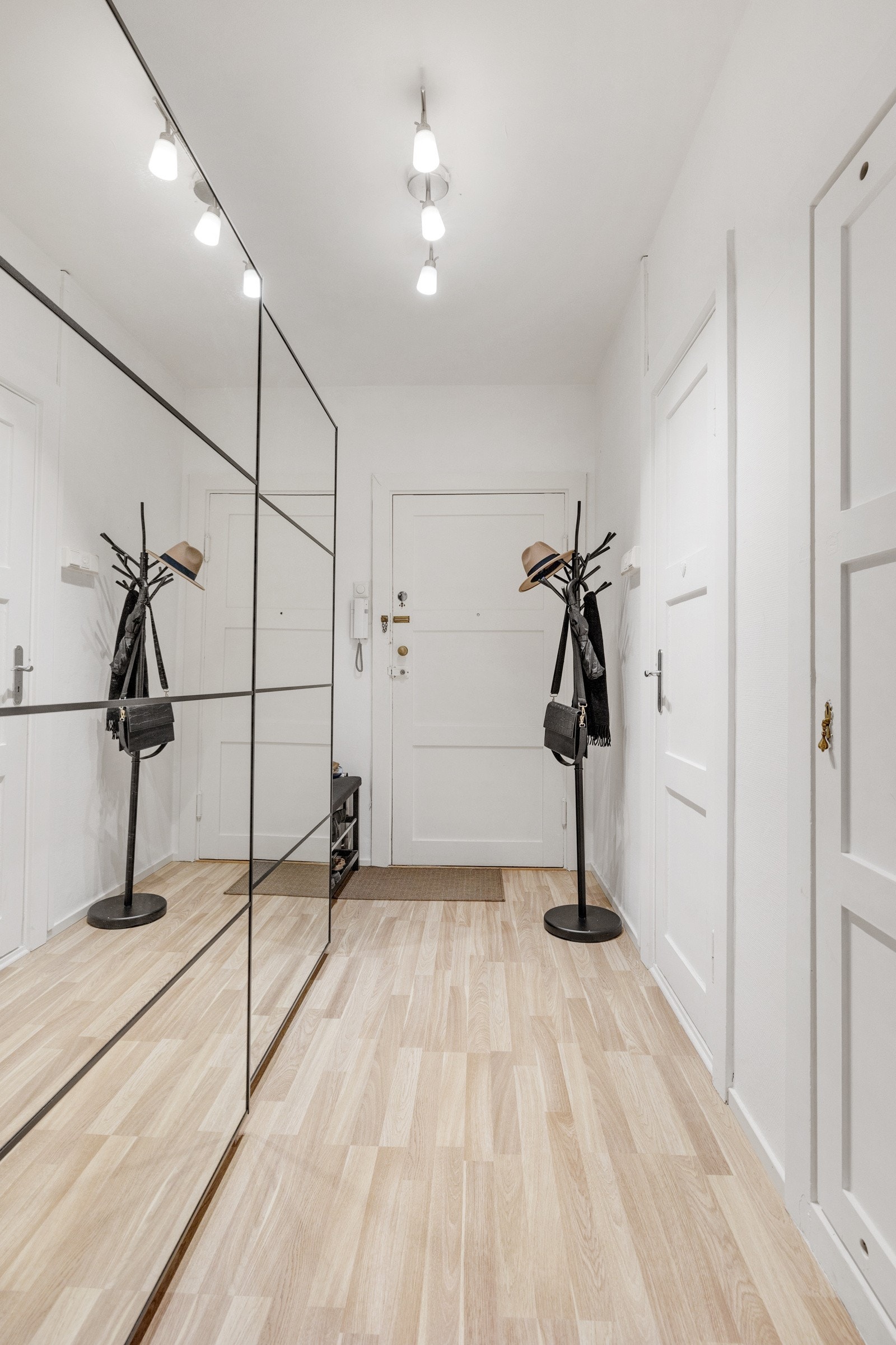 Du ønskes velkommen inn i en lys og hyggelig entré med en god atmosfære. Galleribilde