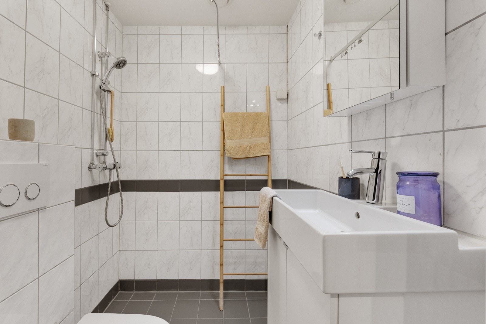 Flislagt baderom fra 2002 som både er tidløst, praktisk og romslig. Galleribilde