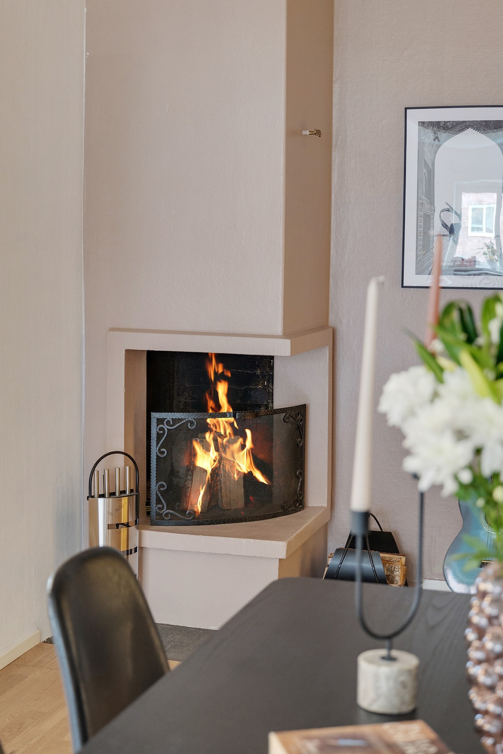 I hjørnet av stuen finner du den åpne peisen som gir god varme og mye hygge på kalde vinterdager. Galleribilde