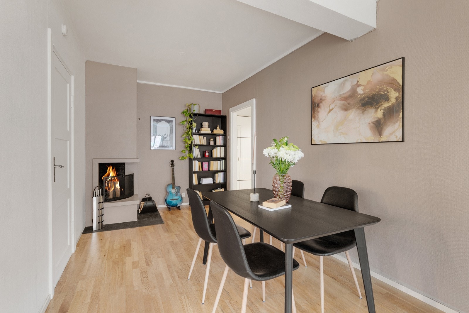 Inviter venner på en god middag rundt det store spisebordet og nyt varmen fra peisen. Galleribilde