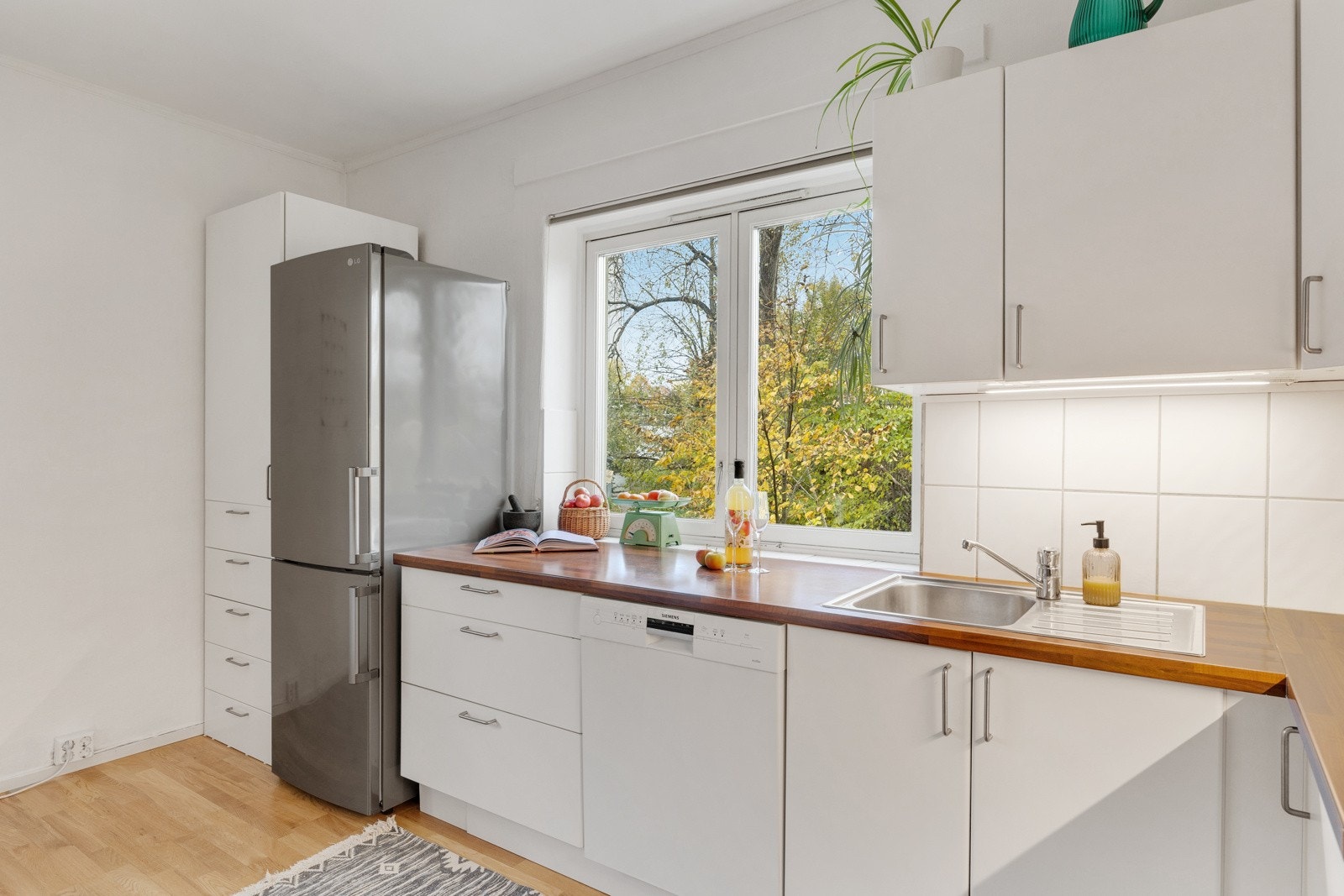 Her er det god lagringsplass i over- og underskap og stor arbeidsflate Galleribilde