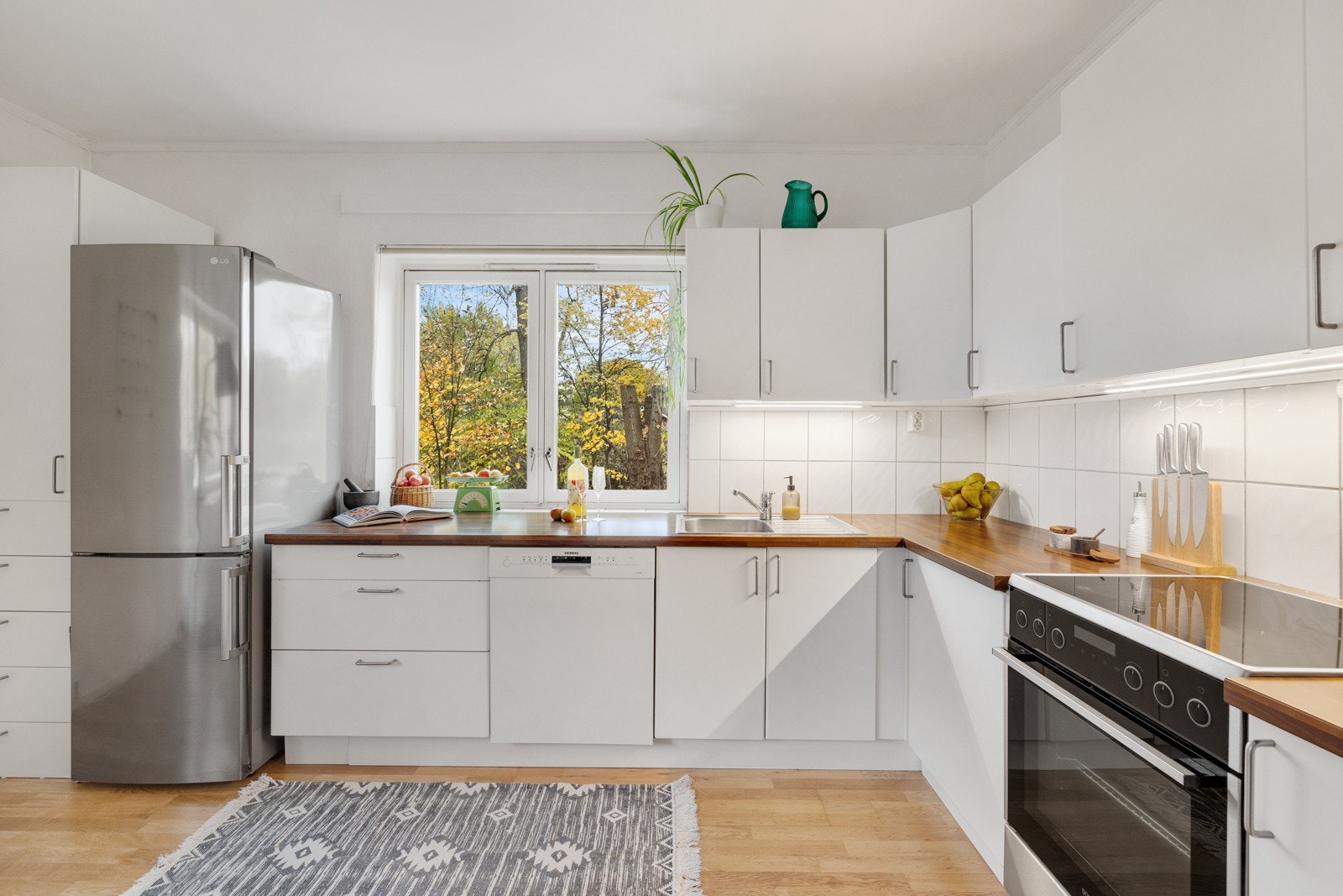 Kjøkkenet fremstår funksjonelt, stilrent og holder en god standard. Galleribilde