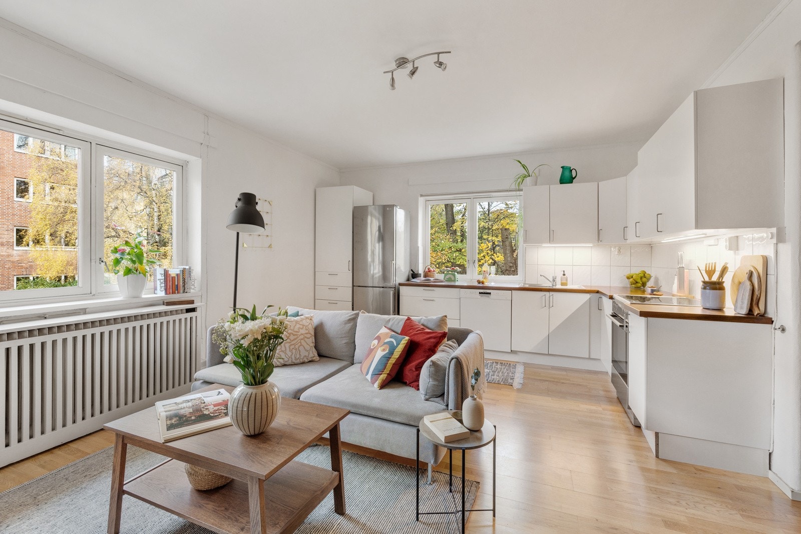 Stuen er åpen og innbydende med god plass til sofagruppe med tilhørende TV-møblement (Kabel-tv og bredbånd er inkl. i felleskostnadene). Galleribilde