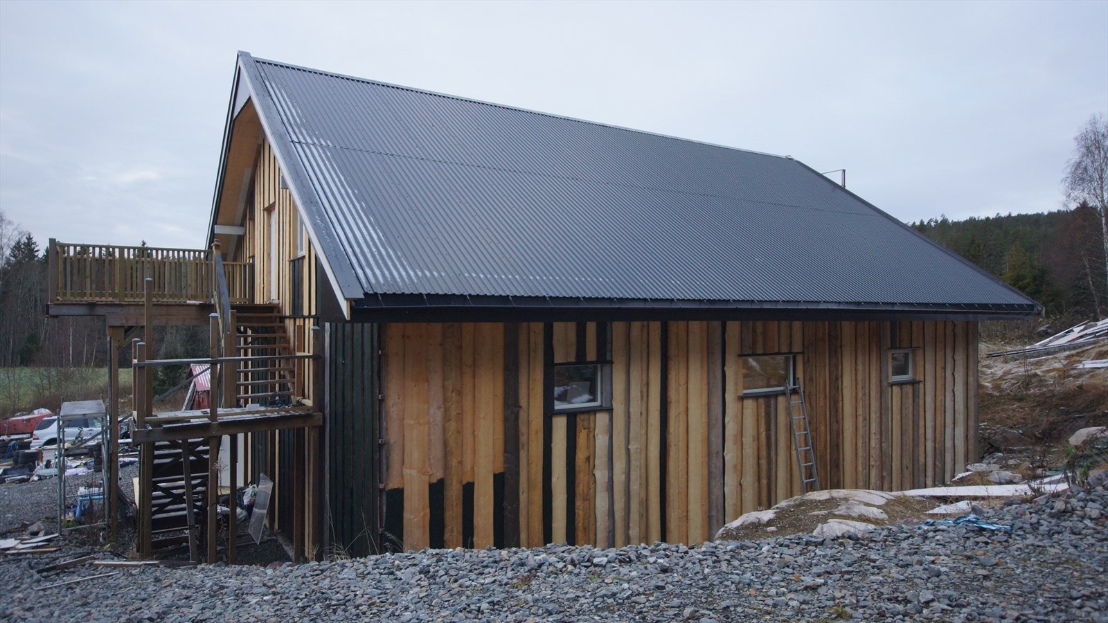 Det er en del gjenstående arbeider på garasjen men 1. etasje er tilnærmet ferdigstilt. Garasjen er ikke malt på grunn av at panelen skal tørke. Galleribilde