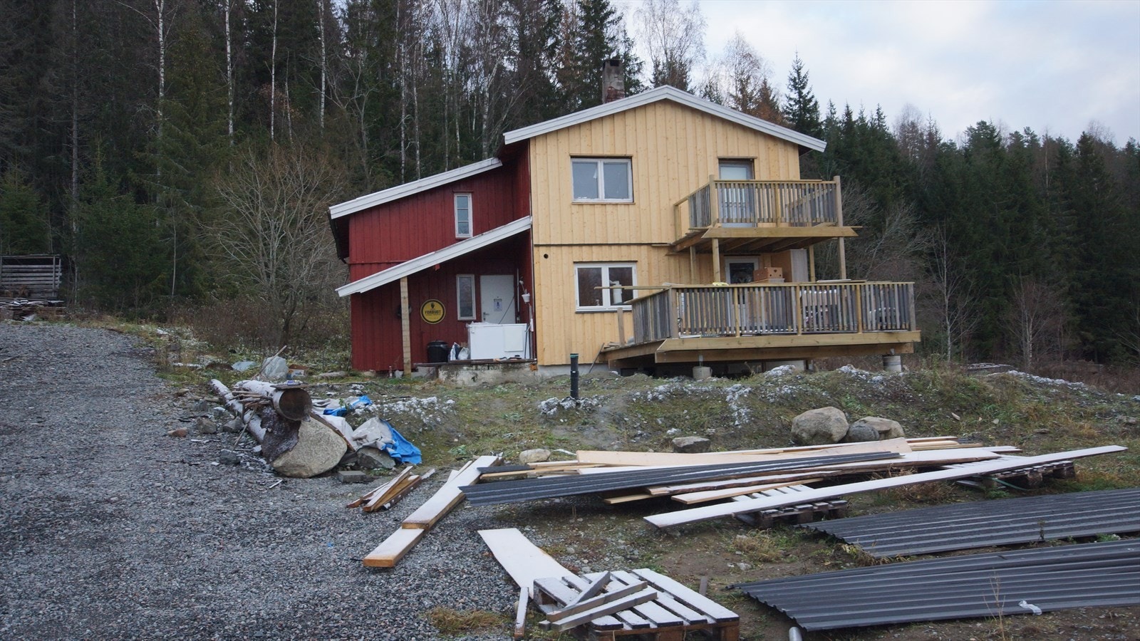 Det er foreløpig ikke sådd plen etter at det har blitt gravd til ny septikktank. Galleribilde