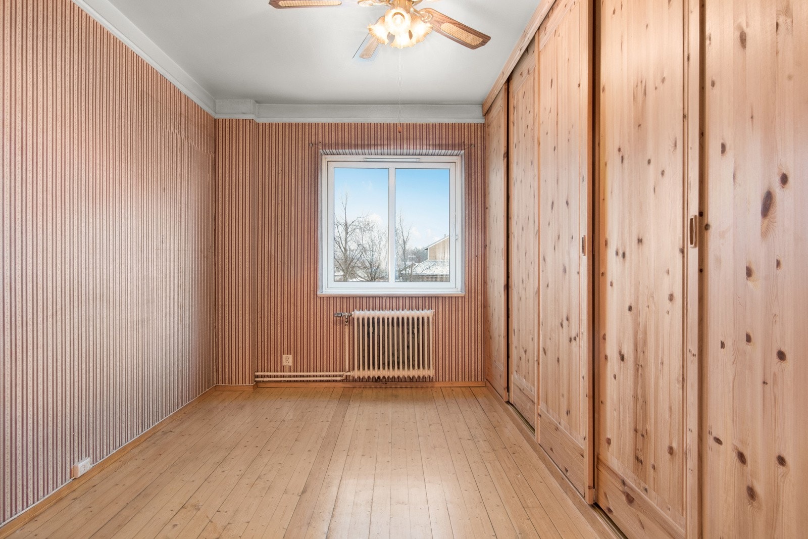 Hovedsoverom med stor skyvedørsgarderobe Galleribilde
