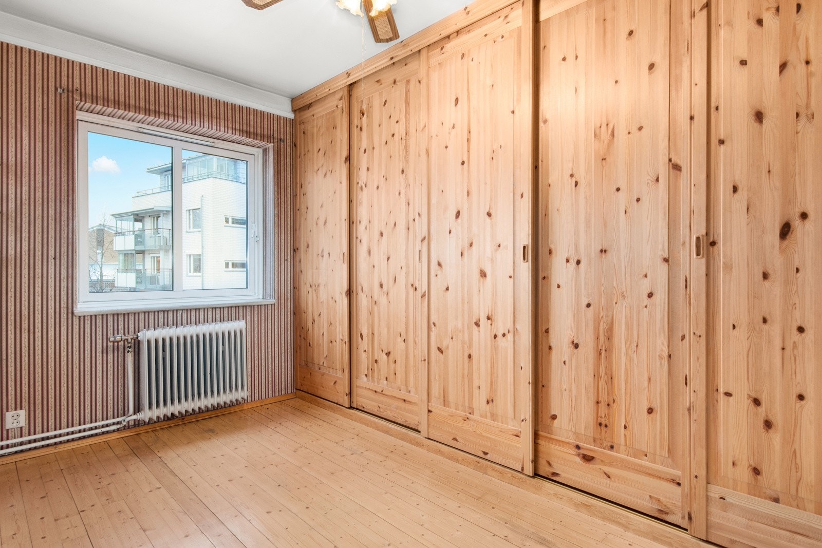God plass til seng, nattbord, etc Galleribilde