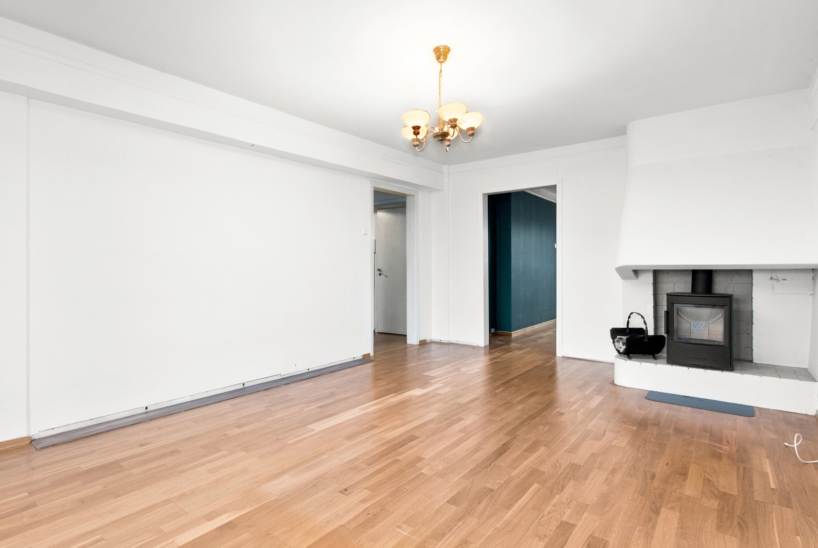 Leiligheten har en romslig stue med plass til sofa, mediemøblement, spisestue, etc Galleribilde