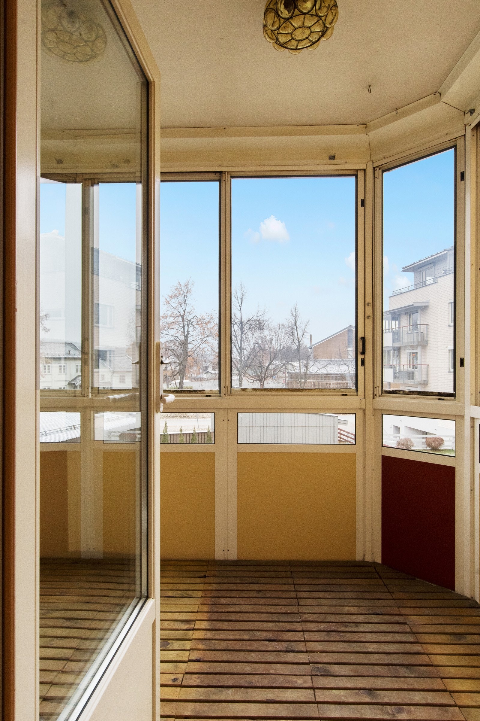 Utgang fra stue til nordvestvendt innglasset balkong på ca. 8 kvm Galleribilde