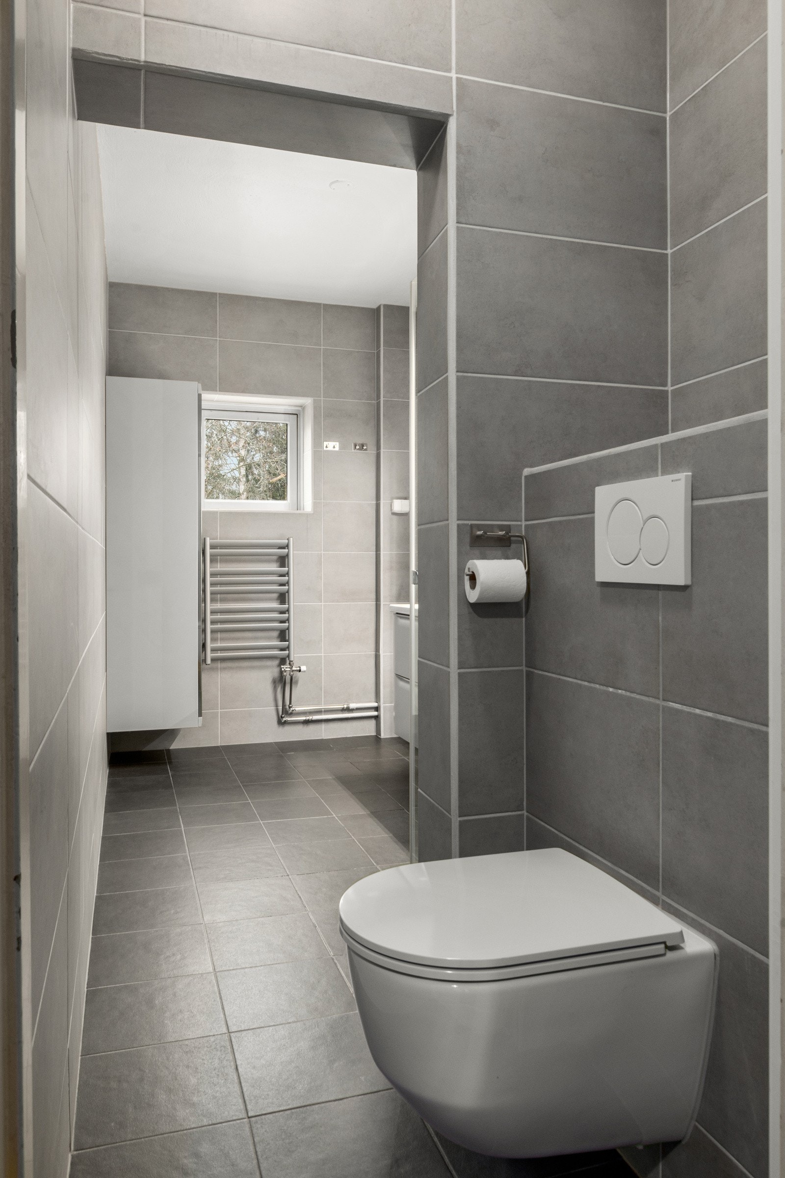 Det er gulvvarme og opplegg for vaskemaskin på badet Galleribilde