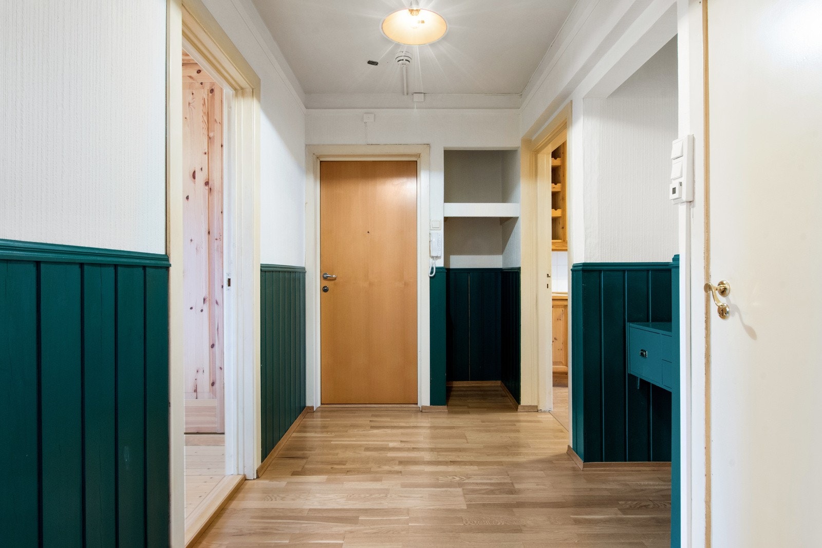Entré med god plass til å henge fra seg yttertøyet Galleribilde