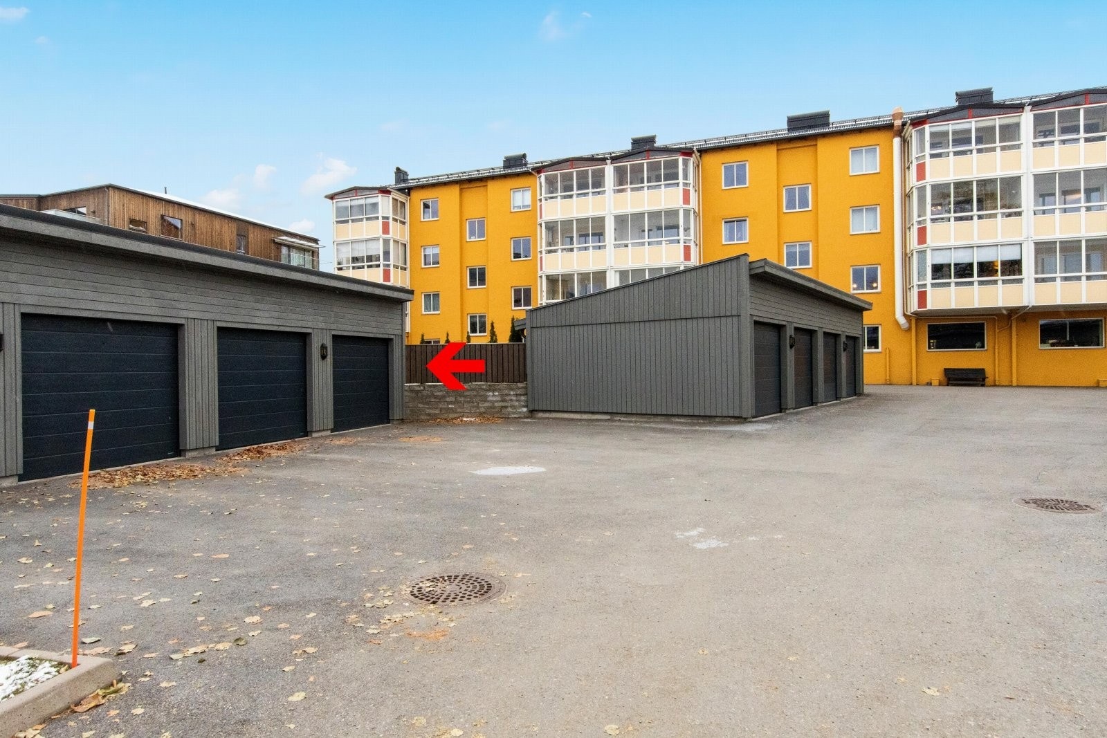 Leiligheten disponerer en garasjeplass + en parkeringsplass foran garasjeporten Galleribilde