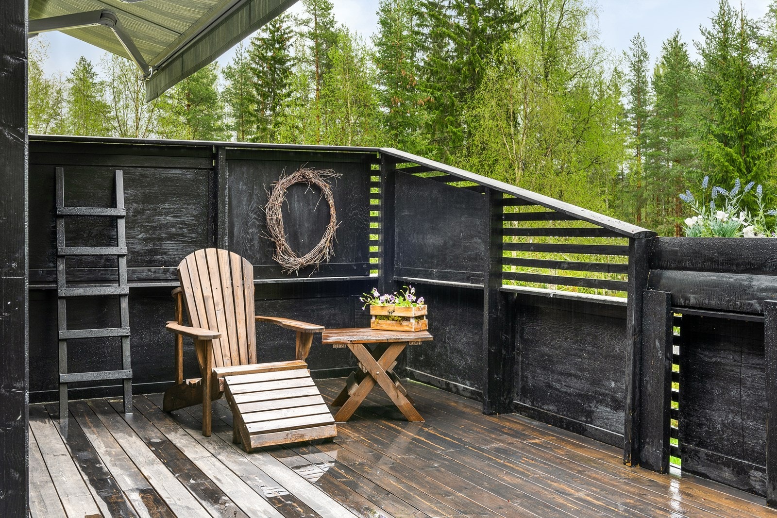 Koselig, avskjermet terrasse med markise. Galleribilde