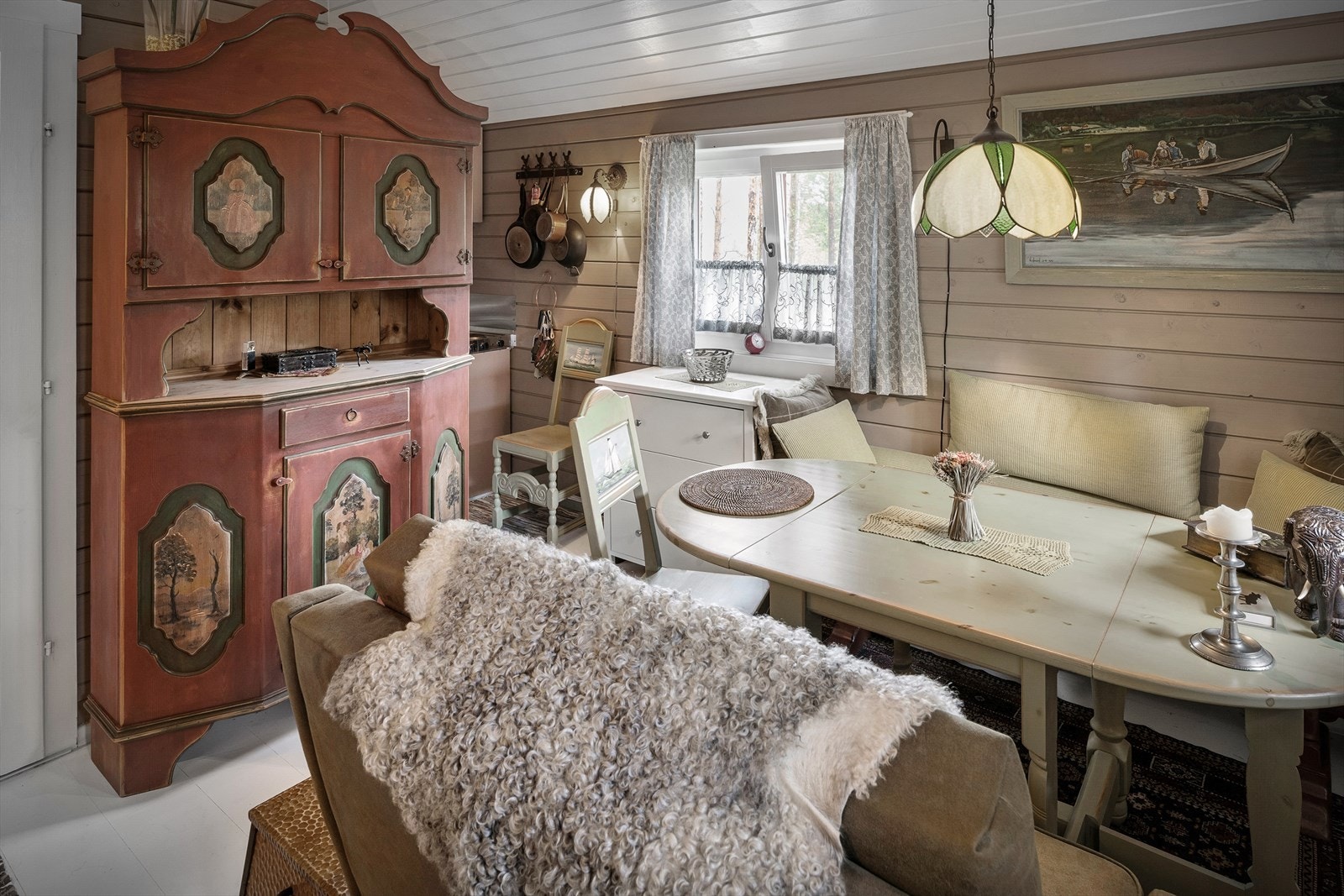 Tunet består av to hytter, her fra stuen i den største hytta. Galleribilde