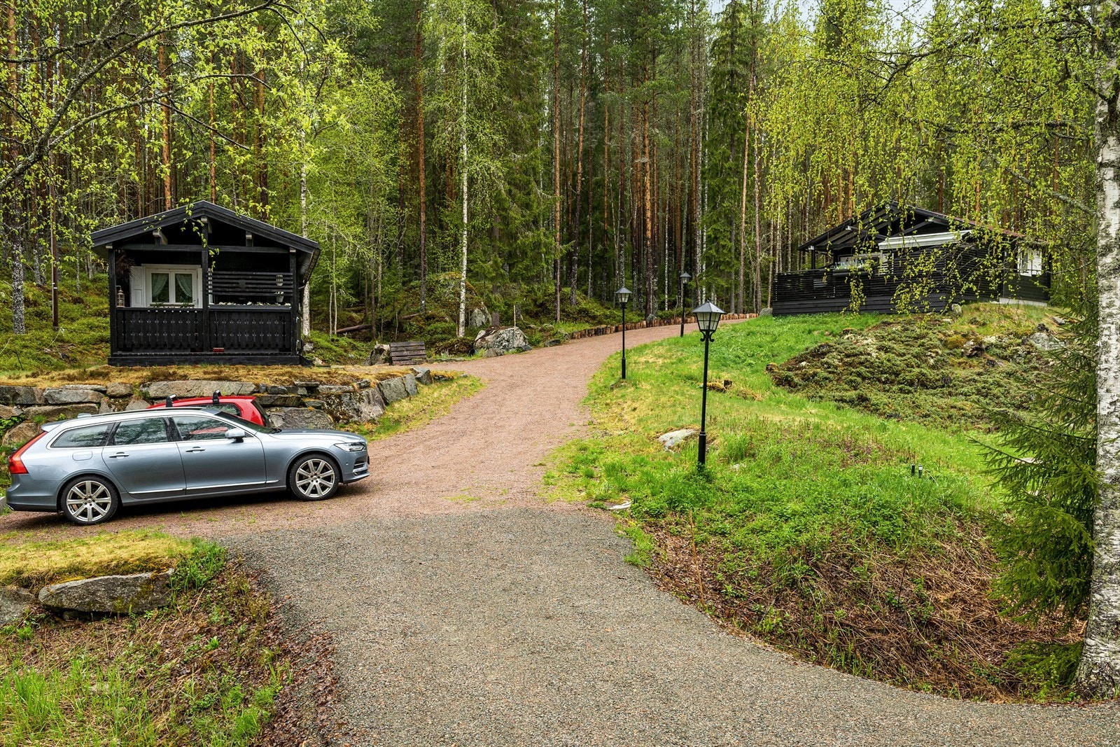 Ved den minste hytta er det nå oppført en carport. Galleribilde