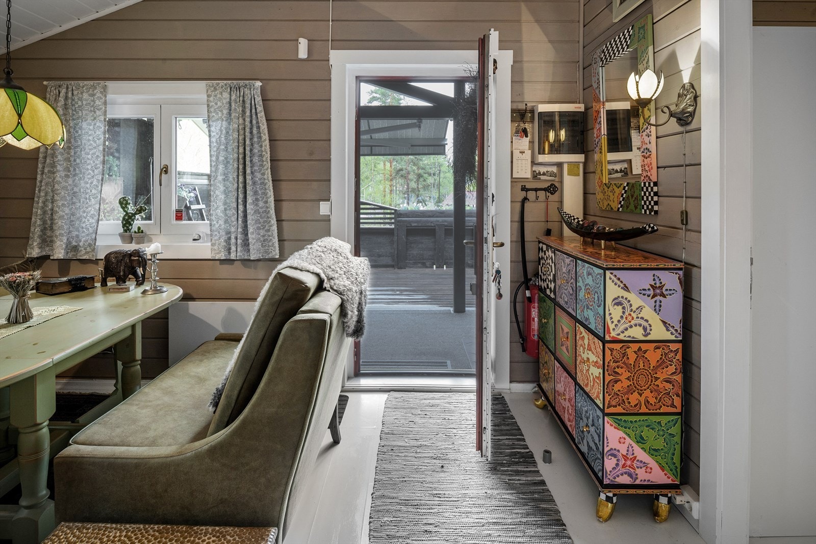 Fra stuen i den største hytta er det adkomst ut til romslig, avskjermet terrasse. Galleribilde