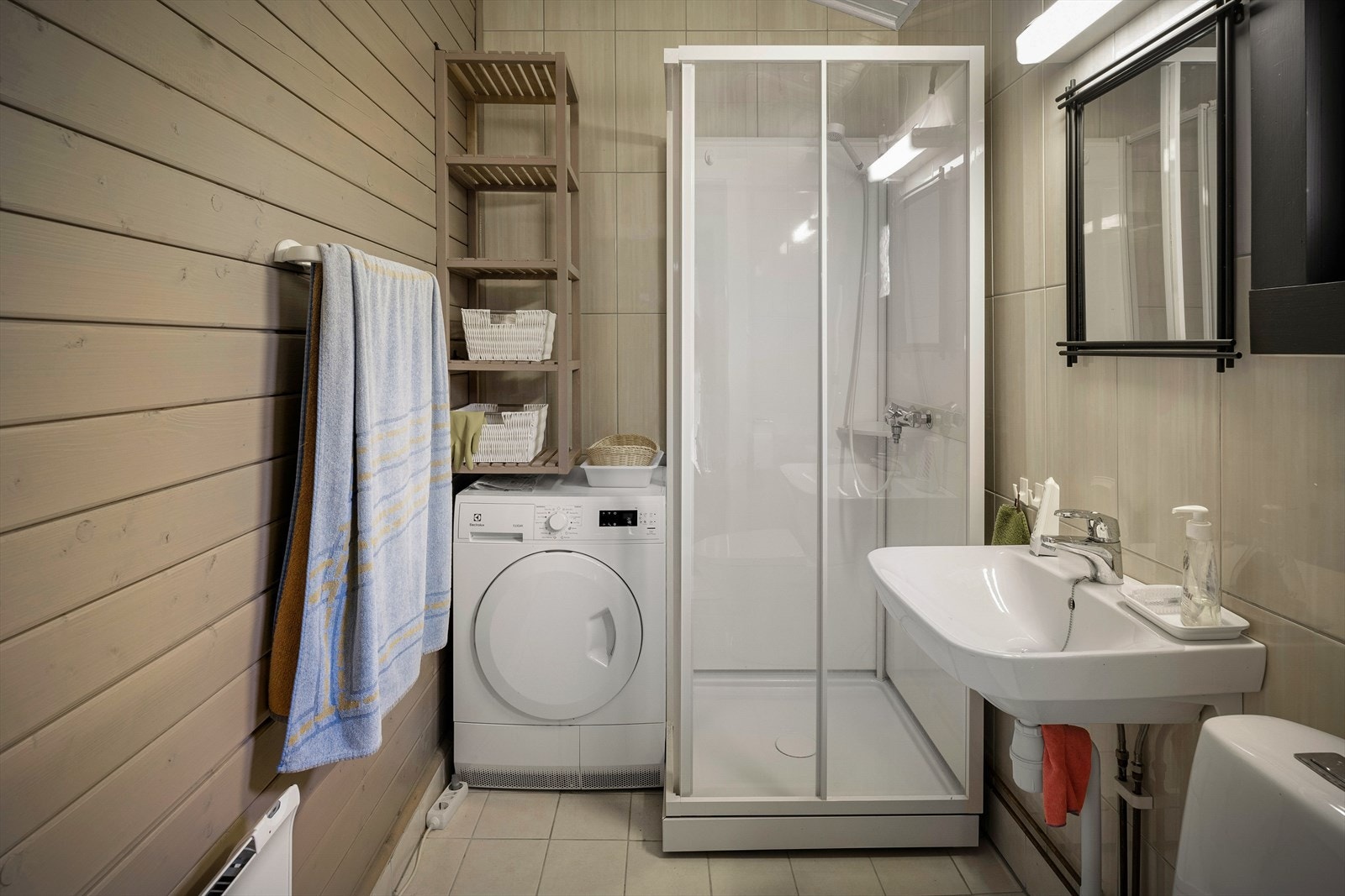 Fint bad i den største hytta, innredet med toalett, servant og dusjkabinett. Galleribilde