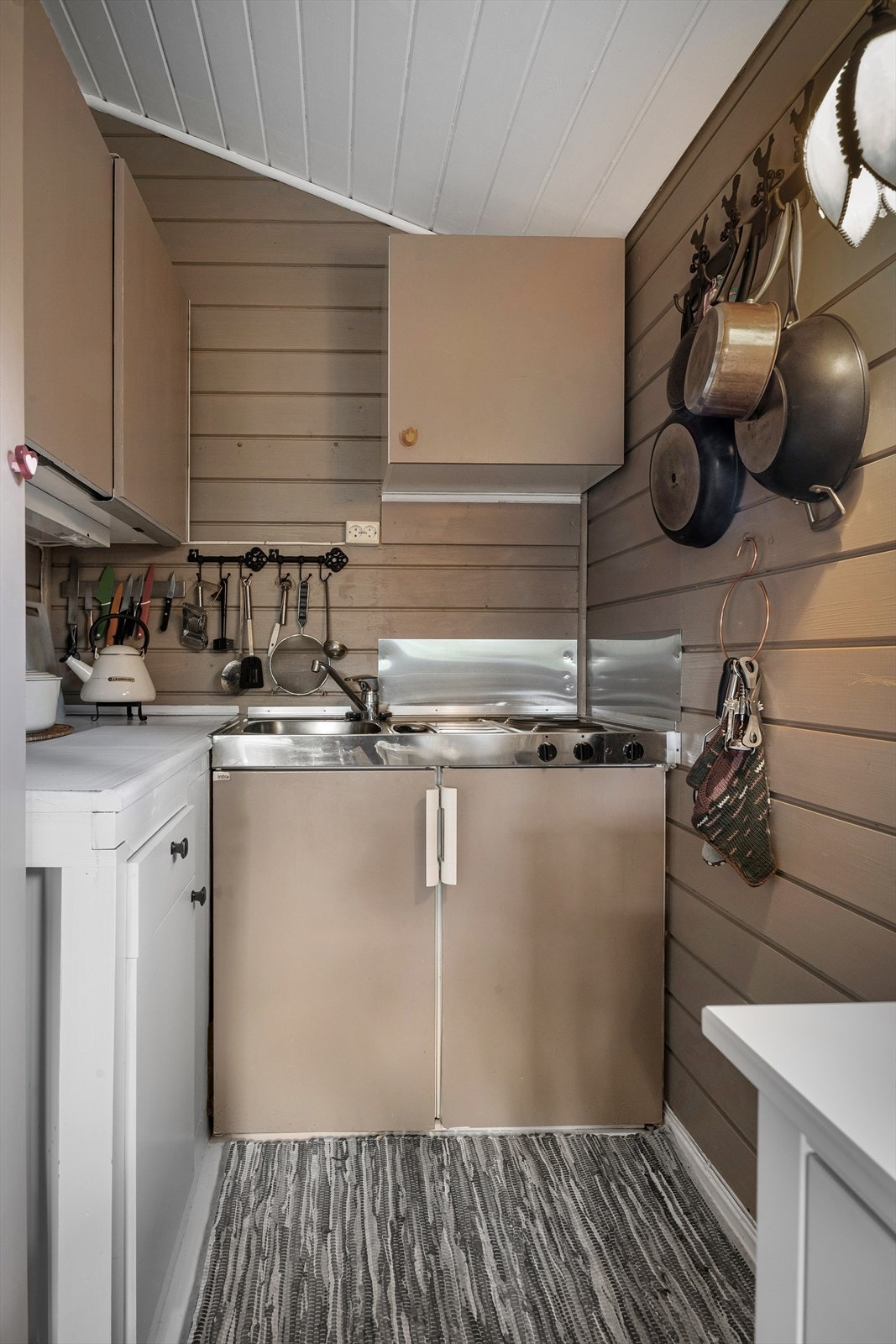 Kjøkken i den største hytta. Galleribilde