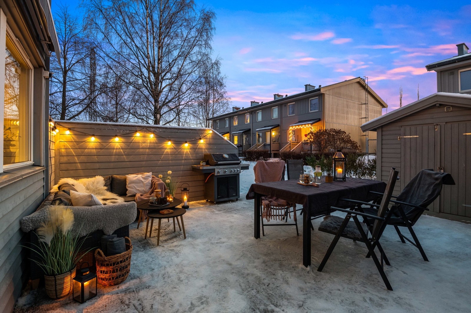 Flott uteareal med terrasse på hele 30kvm. Her er det god plass til ønskelig møblement. I tillegg er det etablert en praktisk bod på eiendommen. Galleribilde