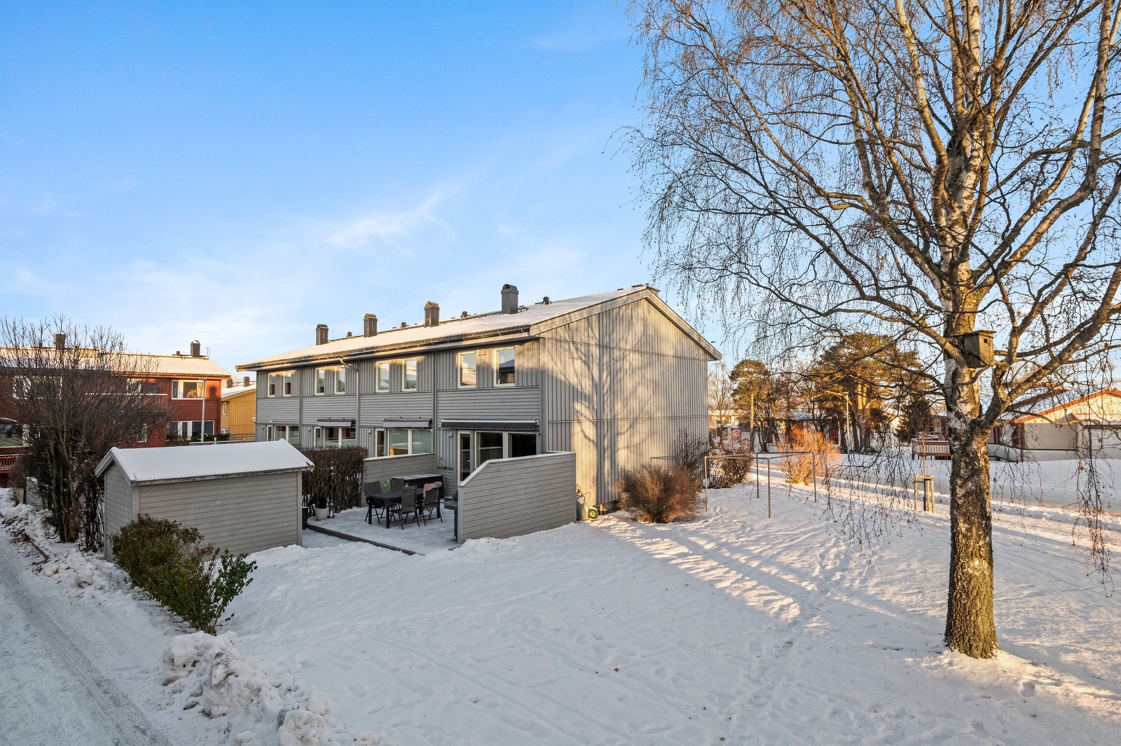 Boligen ligger fint til på hjørne av rekka og har ingen gjennomkjøringstrafikk. Galleribilde