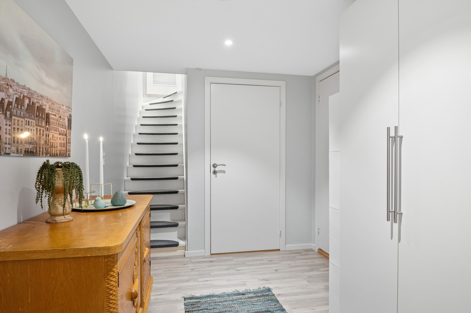 I kjelleren har man rikelig med bodplass, bad/vaskerom og kjellerstue. Galleribilde