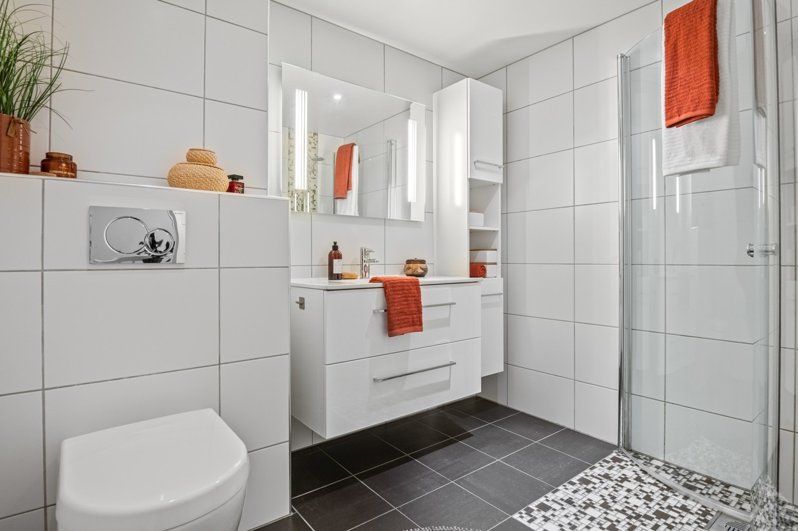 Pent flislagt bad fra 2014 med vegghengt toalett, servant og dusjhjørne. Badet har fått TG1 fra takstmann og er gjennomført av Byggmester Knutsen. Galleribilde