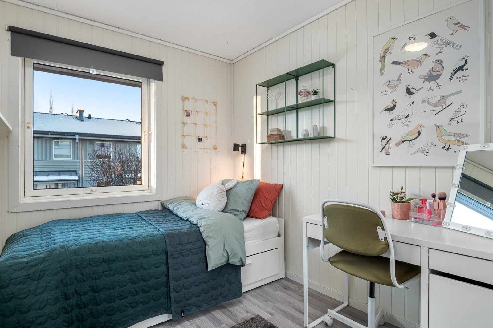 Soverom er på ca. 8,5kvm med god plass til ønskelig møblement. Galleribilde