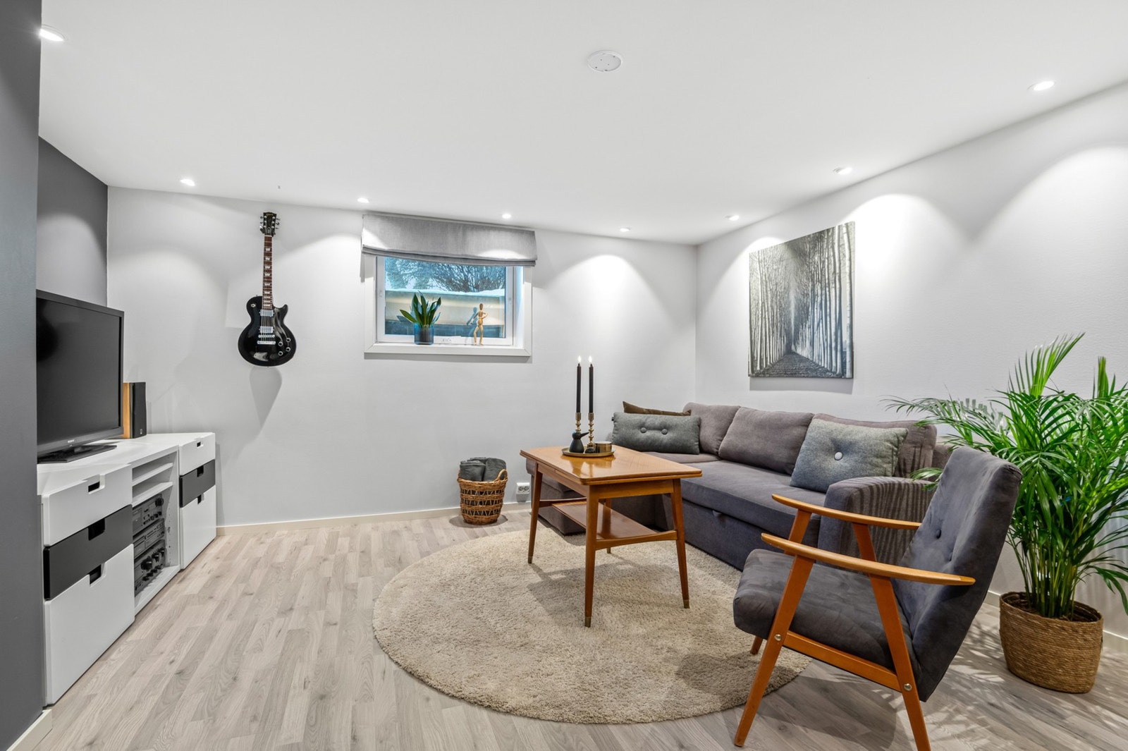 Lys og romslig kjellerstue på ca. 16,5kvm. Galleribilde